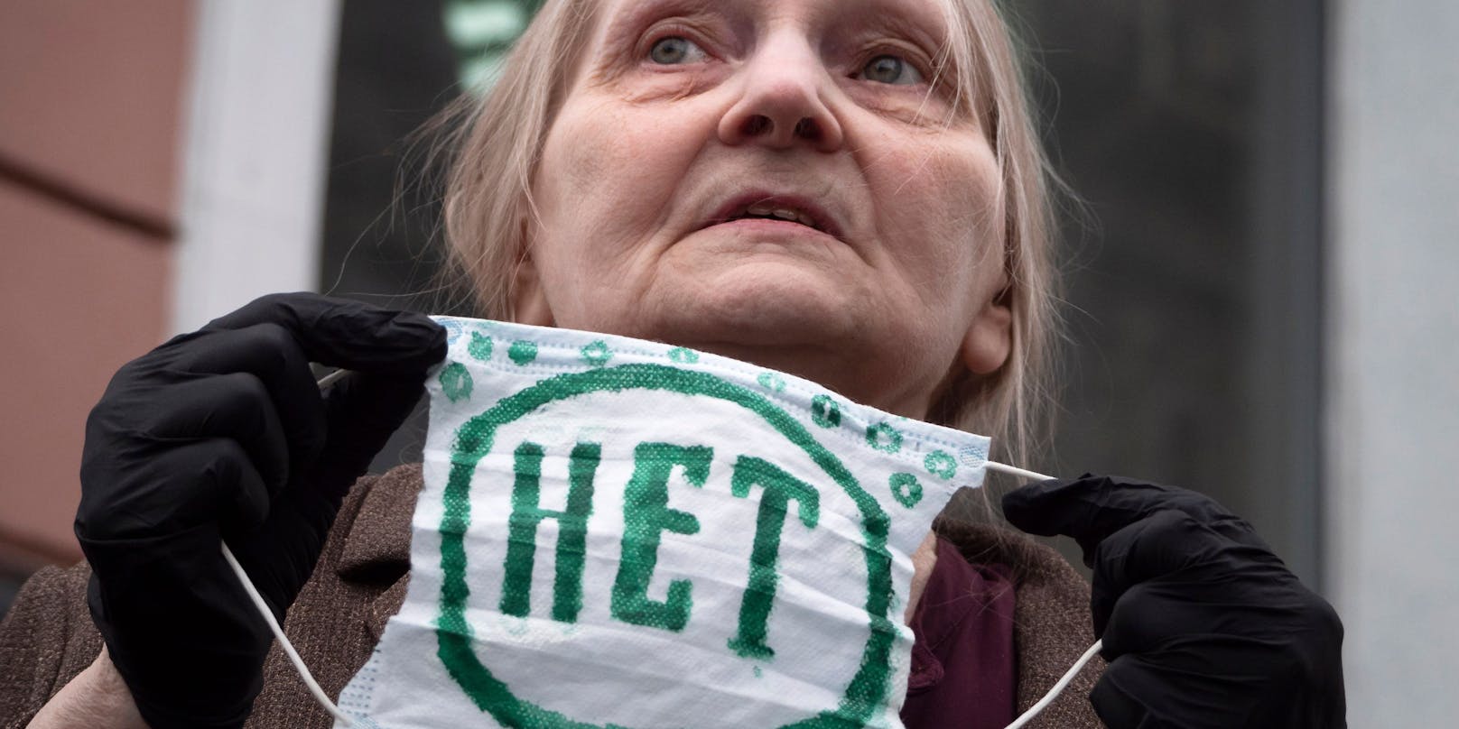 Die bekannte Aktivistin Elena Osipova bei einer Demonstration gegen die russische Verfassungsreform in Sankt Petersburg 2020.