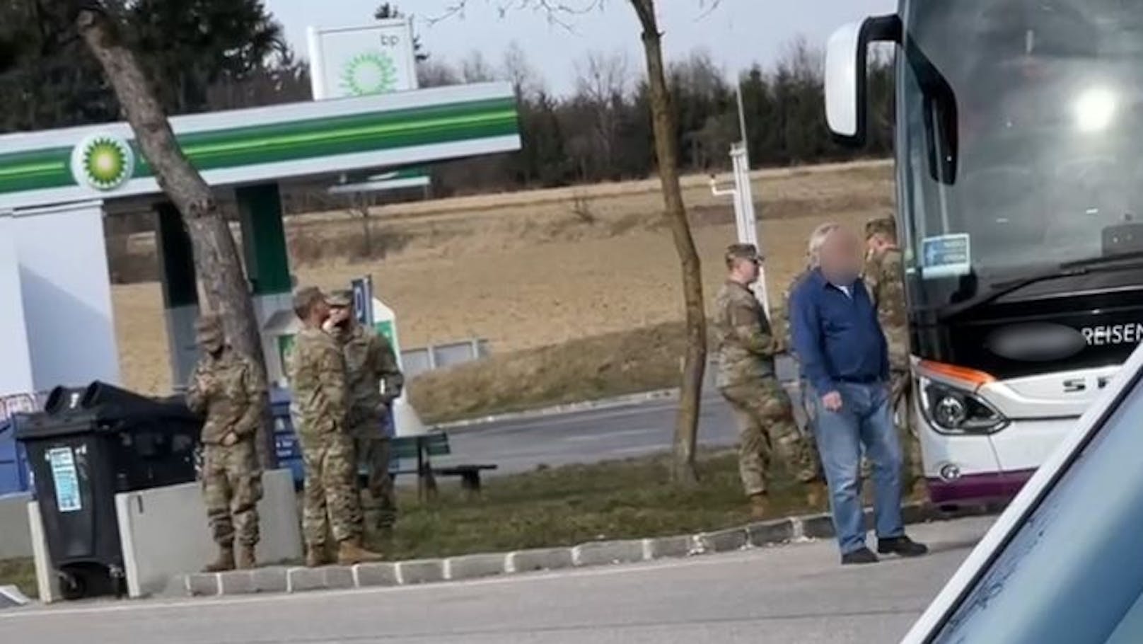 In Haag machten mehrere US-Soldaten auf einer Raststation eine Pause. 