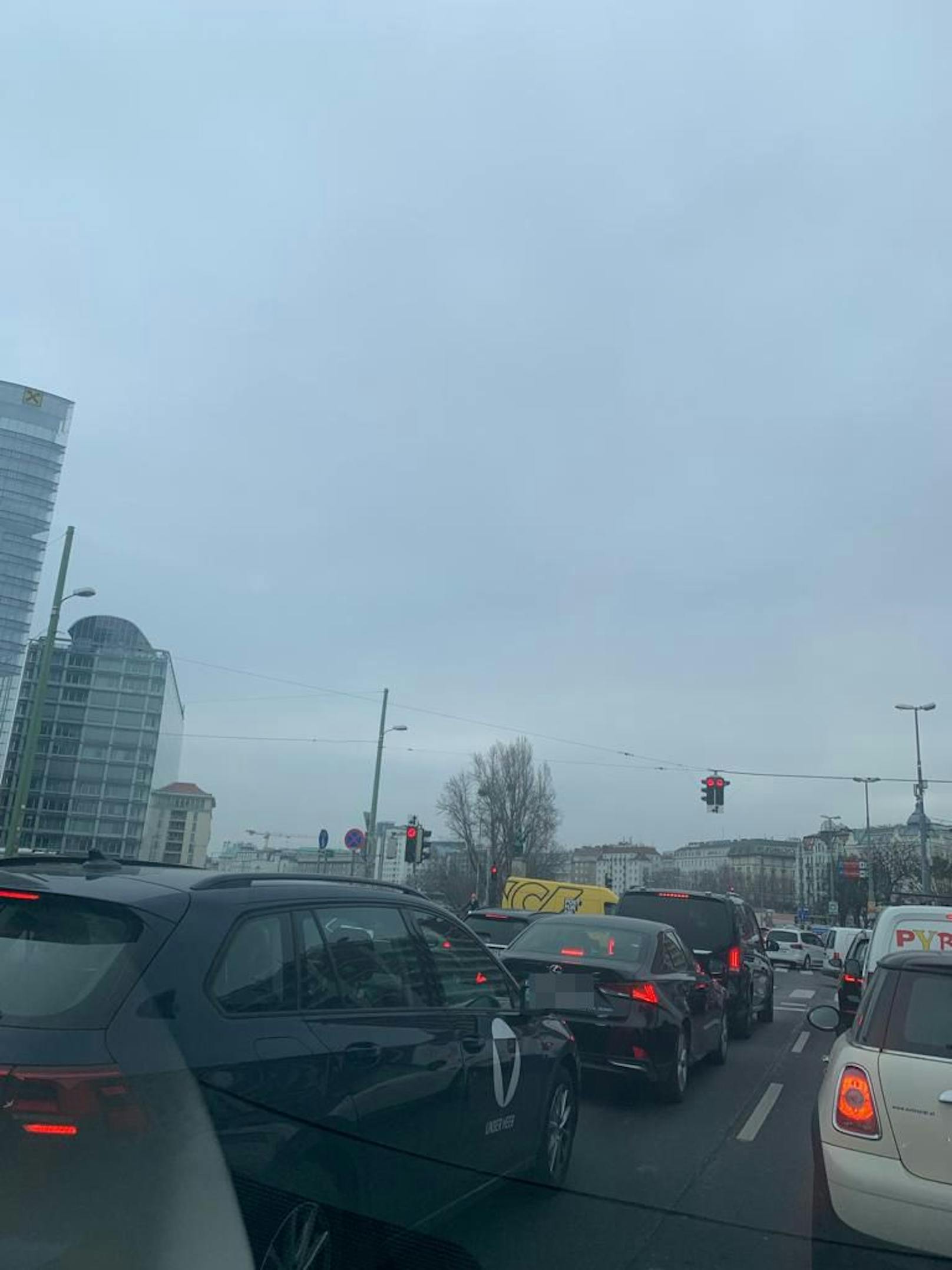 Die Demo sorgt für einen Verkehrskollaps in der City.