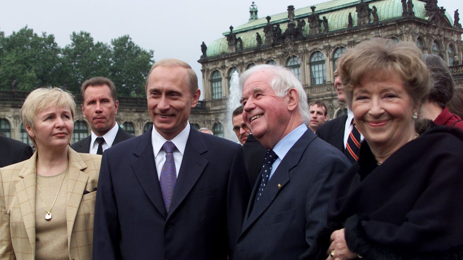 Von 1985 bis 1990 lebte das Paar in Dresden, wo Putin für die DDR tätig war. Hier sind die Putins 2001 bei einer gemeinsamen Stadttour mit dem sächsischen Ministerpräsidenten Kurt Biedendorf zu sehen.