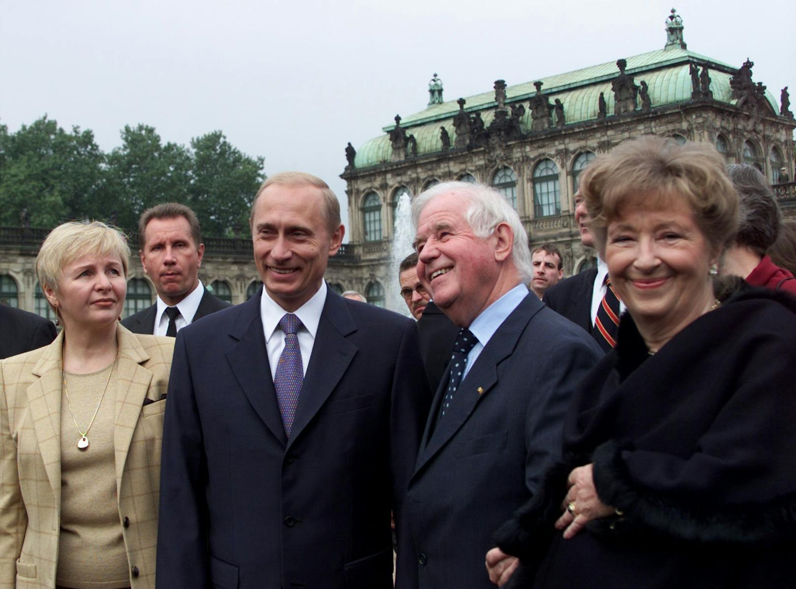 Von 1985 bis 1990 lebte das Paar in Dresden, wo Putin für die DDR tätig war. Hier sind die Putins 2001 bei einer gemeinsamen Stadttour mit dem sächsischen Ministerpräsidenten Kurt Biedendorf zu sehen.