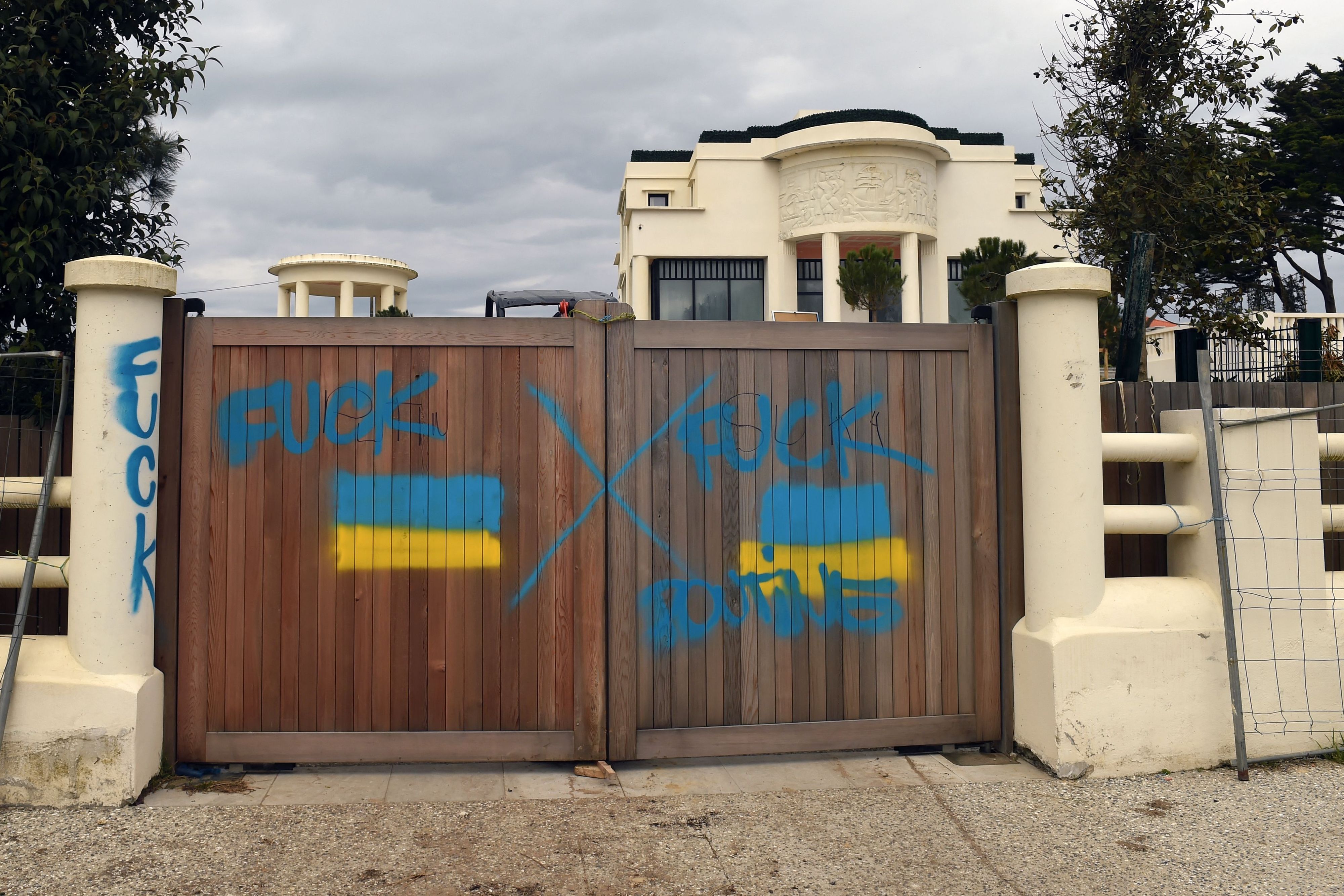 Unbekannte haben Anti-Putin-Parolen auf das Anwesen in französischen Anglet geschmiert. Laut lokalen Medien gehört es dem neuen Ehemann von Wladimir Putins Ex-Frau Ludmilla Putina.