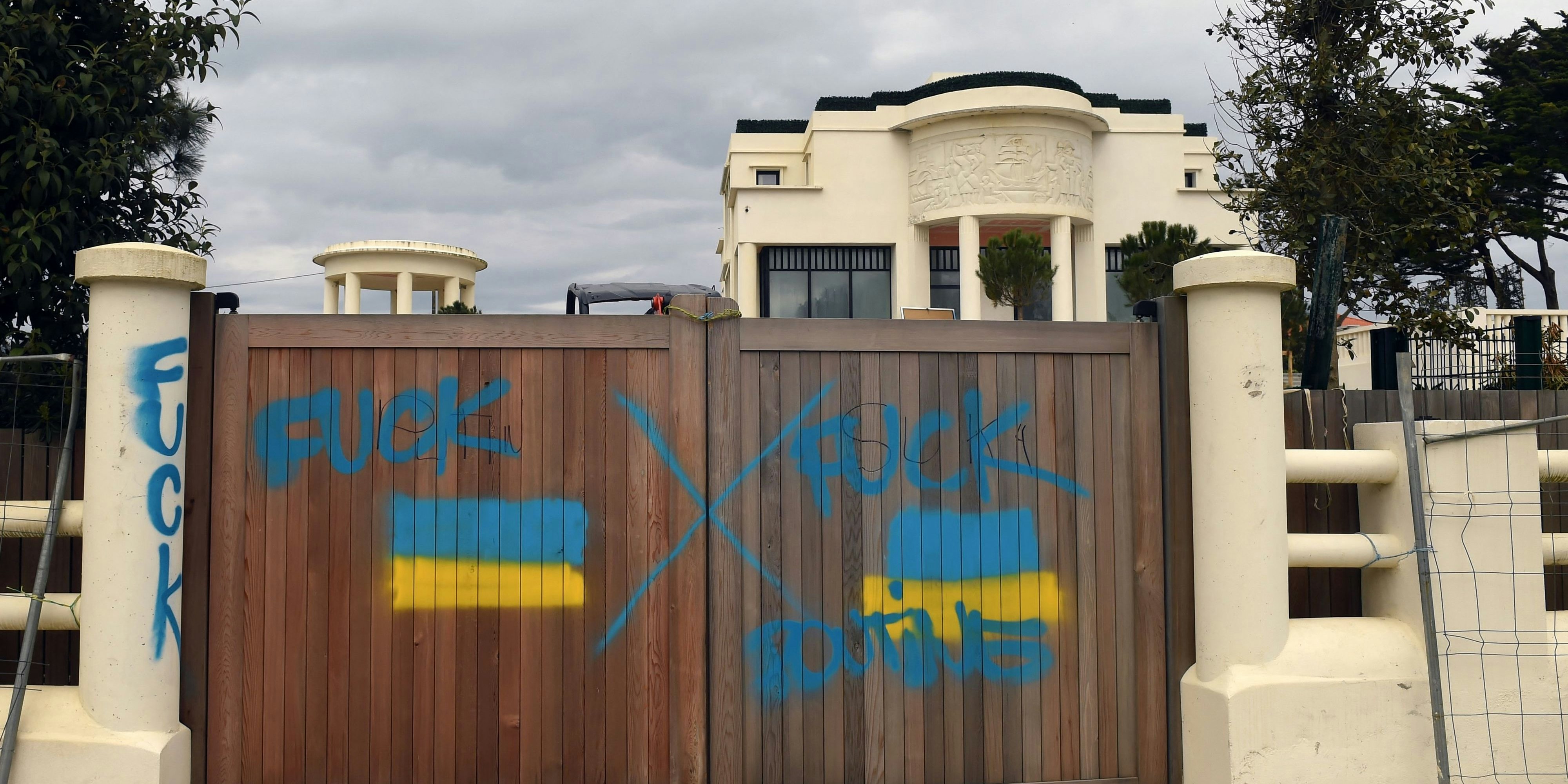 Otscheretnyj soll das Anwesen 2013 erworben haben – also im selben Jahr, als Putin und seine nunmehrige Ex-Frau ihre Trennung bekanntgaben. Neben "F*ck Putin" sind auch Parolen wie...