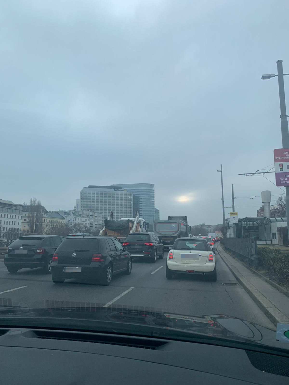 Es kam zu längeren Staus und Verkehrsverzögerungen.