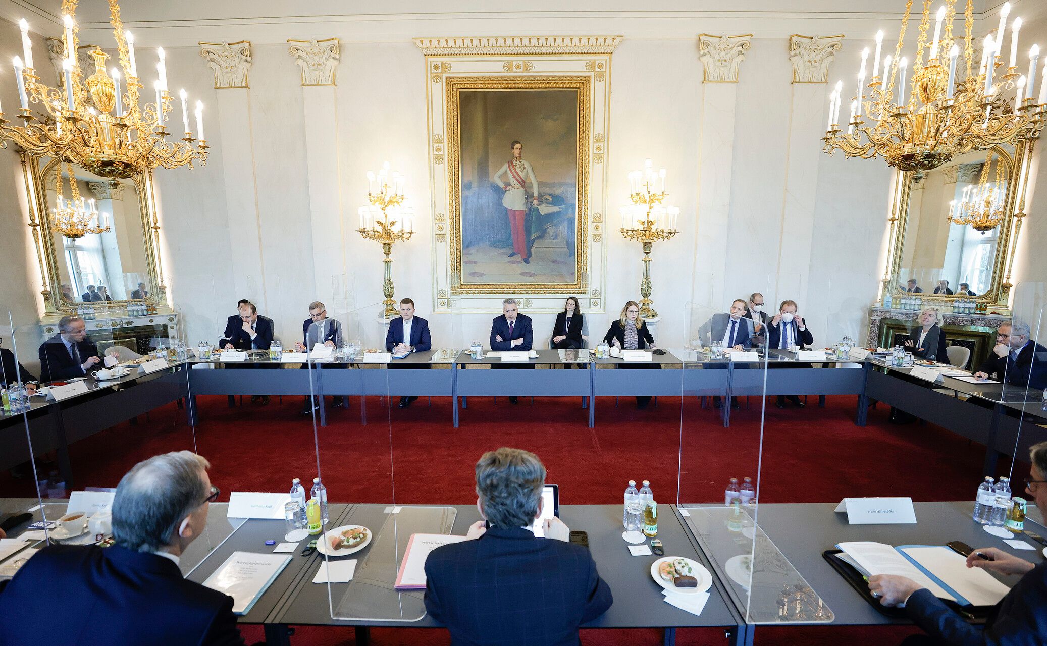 Bundeskanzler Karl Nehammer mit Wirtschaftsvertretern.