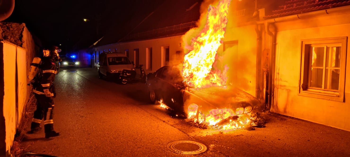 Mitten im Stadtgebiet Neunkirchen stand ein Pkw in Flammen.
