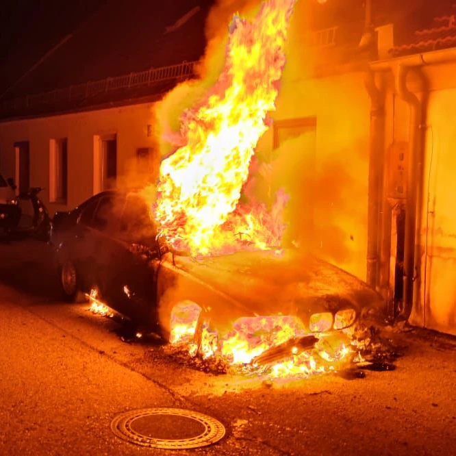 Mitten im Stadtgebiet Neunkirchen stand ein Pkw in Flammen.