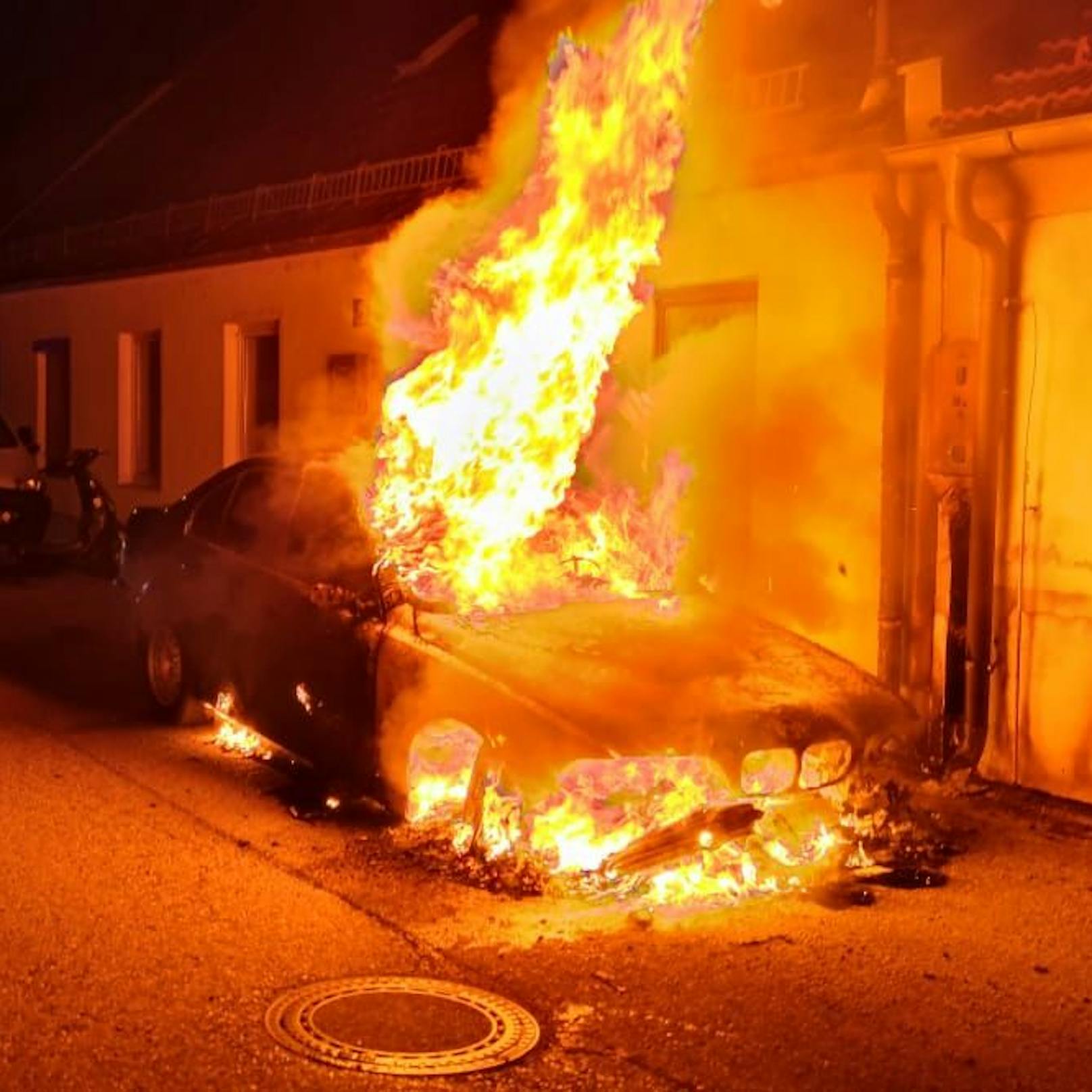 Mitten im Stadtgebiet Neunkirchen stand ein Pkw in Flammen.
