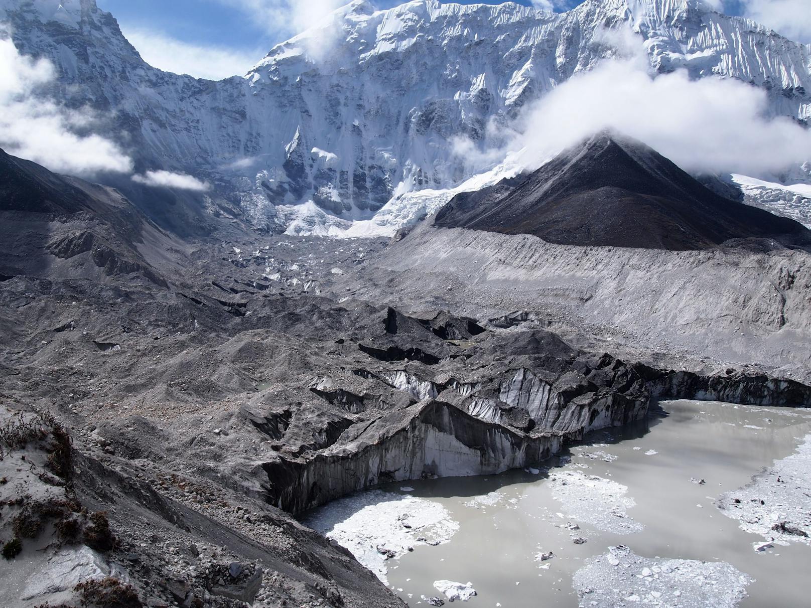 Imja-Tsho-Gletschersee in Nepal. 2016 wurde der See um vier Millionen Kubikmeter entwässert, da er zu gefährlich wurde.