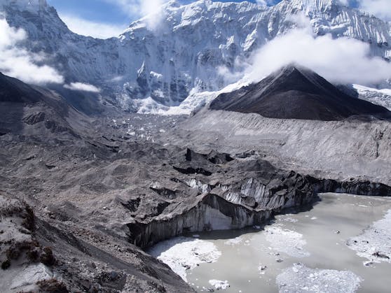 Imja-Tsho-Gletschersee in Nepal. 2016 wurde der See um vier Millionen Kubikmeter entwässert, da er zu gefährlich wurde.