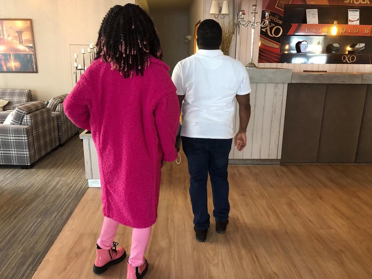 Jetzt mussten er und seine Cousine flüchten. Fotografieren lassen, wollten sie sich nur von hinten. 