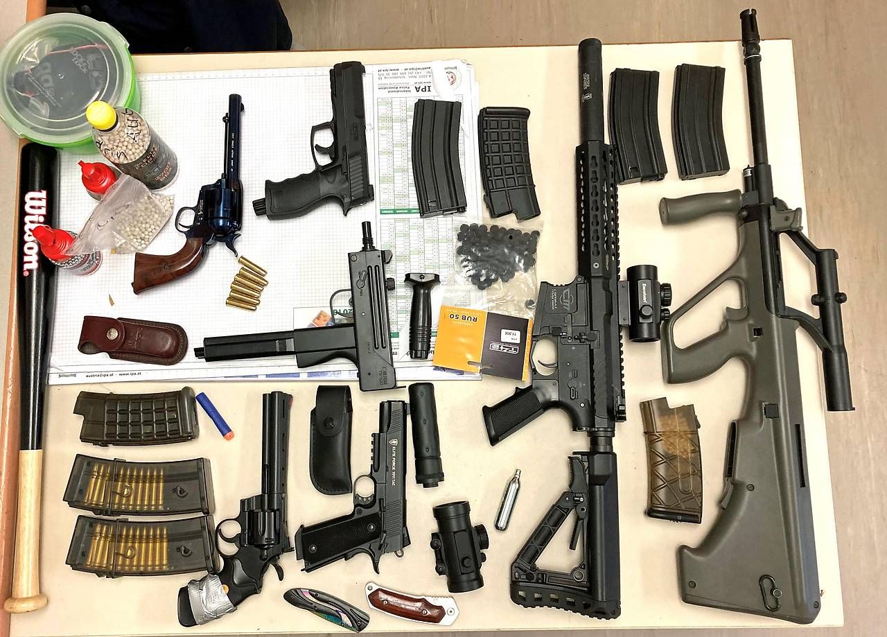 Russisches Roulette Hopfgarten: Bei dem mutmaßlichen Täter fand die Polizei ein ganzes Waffenarsenal.
