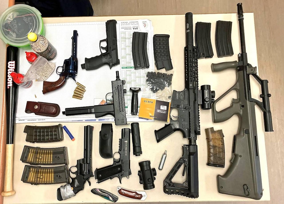 Bei dem mutmaßlichen Täter fand die Polizei ein ganzes Waffenarsenal.