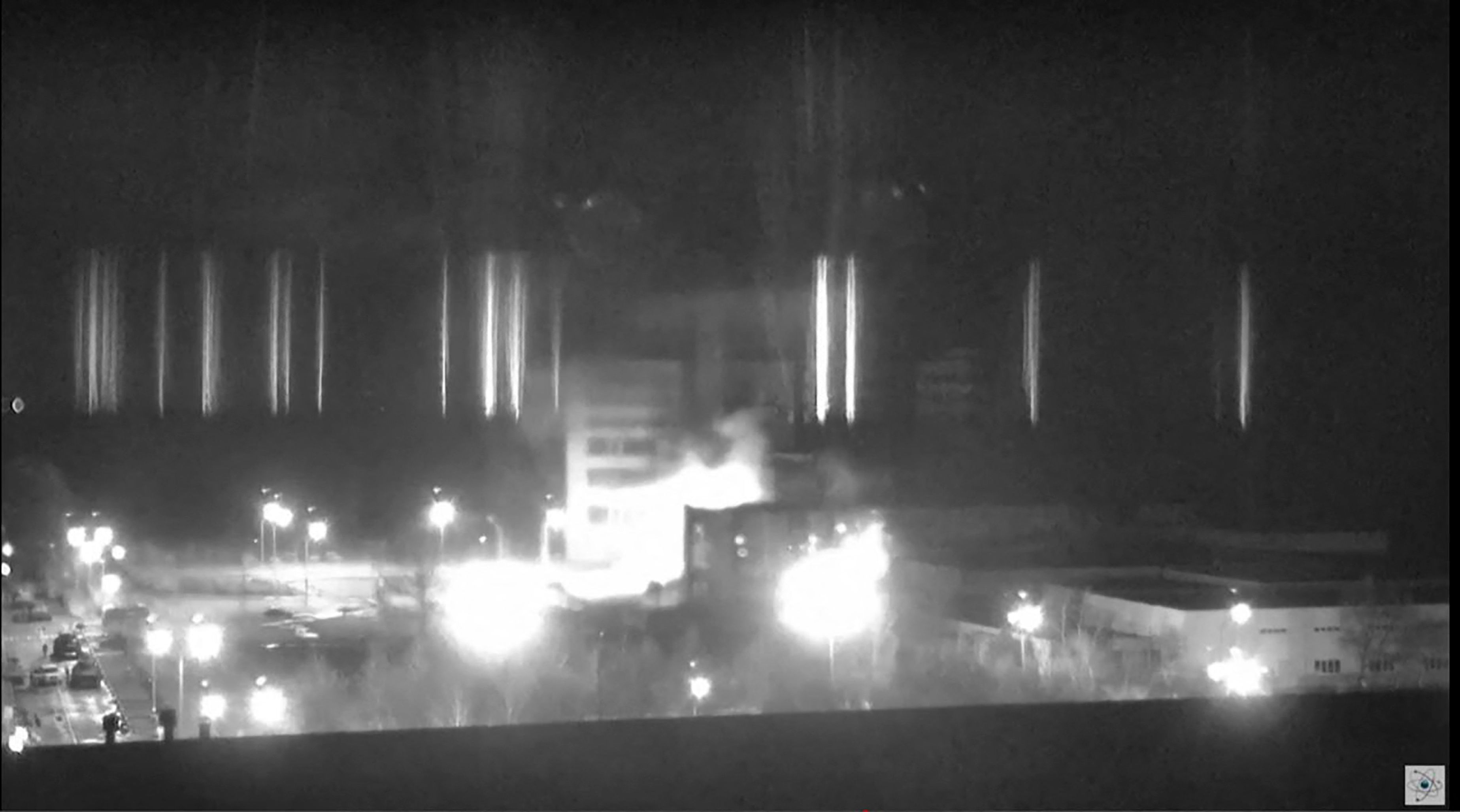 Download von www.picturedesk.com am 04.03.2022 (05:47).  *** SERVICEBILD *** An image grab from footage obtained from a livestream from the Zaporizhzhia Nuclear Authority on March 4, 2022 shows multiple blasts at key a Ukrainian nuclear plant in Zaporizhzhia from Russian shelling. (Photo by Laurent FIEVET / ZAPORIZHZHIA NUCLEAR AUTHORITY / AFP) / RESTRICTED TO EDITORIAL USE - MANDATORY CREDIT "AFP PHOTO / ZAPORIZHZHIA NUCLEAR AUTHORITY" - NO MARKETING - NO ADVERTISING CAMPAIGNS - DISTRIBUTED AS A SERVICE TO CLIENTS - 20220304_PD0514 - Rechteinfo: Servicebild (SB) Bei diesem Bild ist PictureDesk ausschließlich technischer Dienstleister und stellt eine technische Bearbeitungsgebühr in Rechnung. PictureDesk ist weder Urheber noch Rechteinhaber. Die Nutzung liegt in alleiniger Verantwortung des Kunden. Nur für redaktionelle Nutzung! Werbliche Nutzung erfordert Freigabe: bitte schicken Sie uns eine Anfrage.