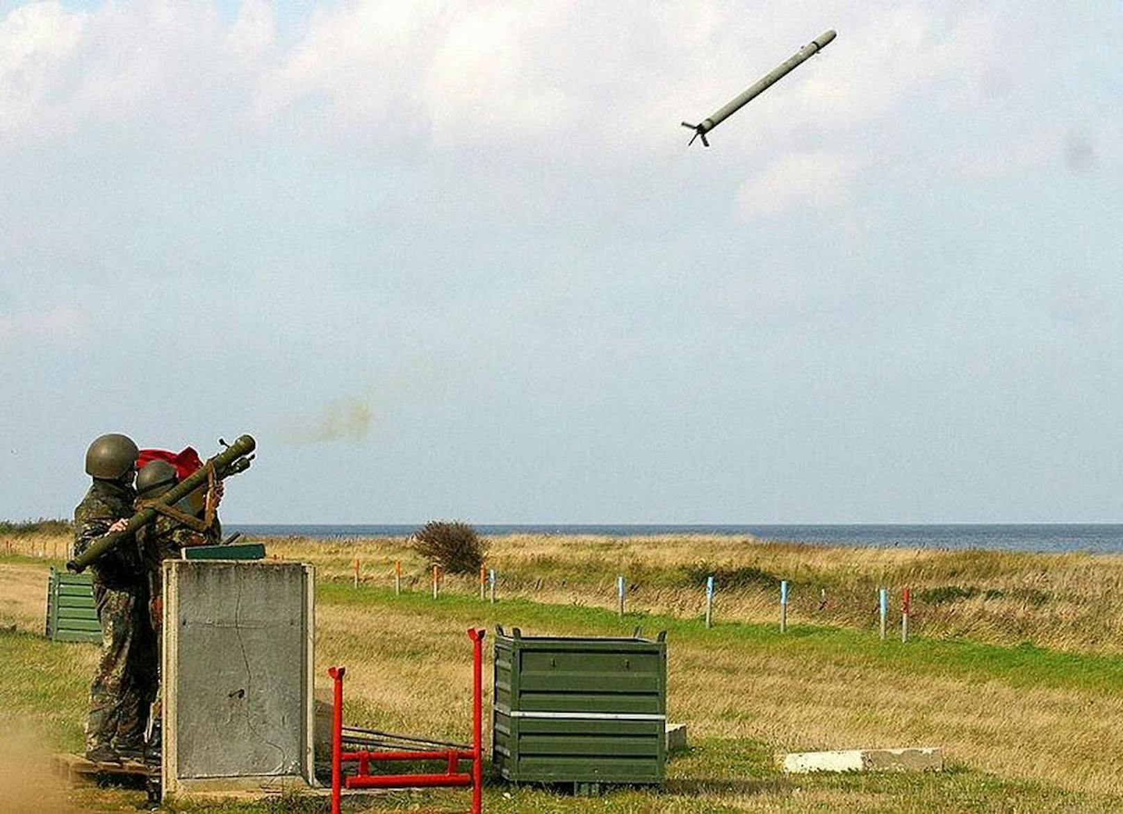 Bei der "Strela" handelt es sich um eine sogenannte Fliegerfaustwaffe, die von einem oder mehreren Soldaten mobil aus dem Gelände abgeschossen werden kann.