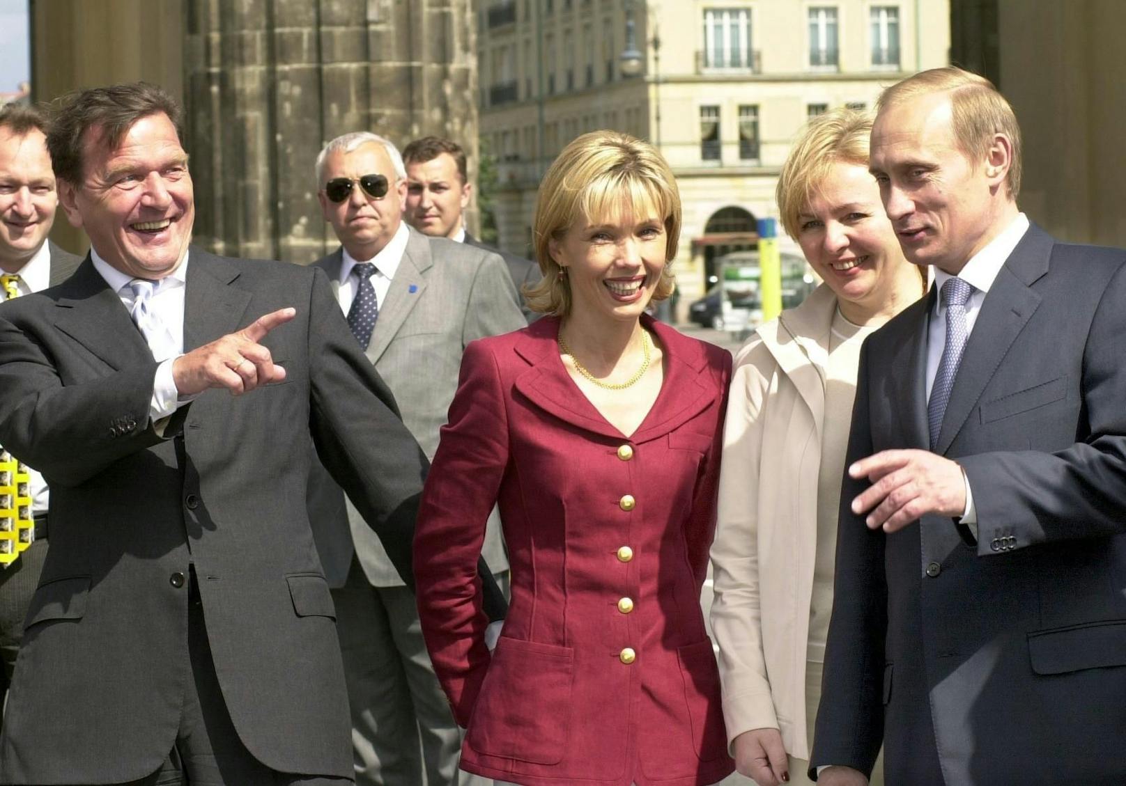 Putin hat enge Freunde in der obersten Riege der Politik. Im Jahr 2000 reiste er mit seiner Frau Ludmilla in die deutsche Hauptstadt Berlin und traf dort den ehemaligen SPD-Kanzler Gerd Schröder, der bis heute als enger Vertrauter des russischen Präsidenten gilt.