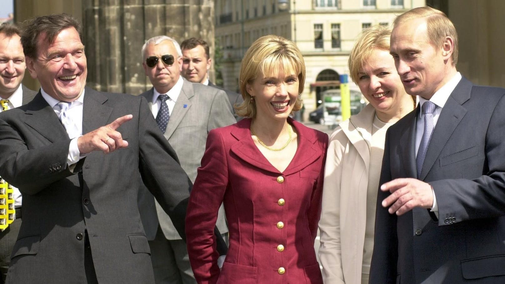 Putin hat gute Freunde in der obersten Riege der Politik. Im Jahr 2000 reiste er mit seiner Frau Ludmilla in die deutsche Hauptstadt Berlin und traf dort auf den ehemaligen SPD-Kanzler Gerd Schröder, der bis heute als enger Vertrauter des russischen Präsidenten gilt.
