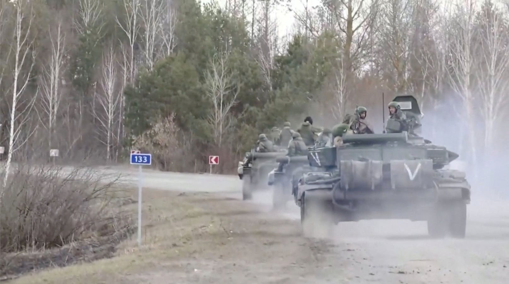 Das russische Verteidigungsministerium veröffentlichte am 3. März 2022 Videoaufnahmen des Vormarsches auf Kiew. Der Clip in Screenshots zum Durchklicken.