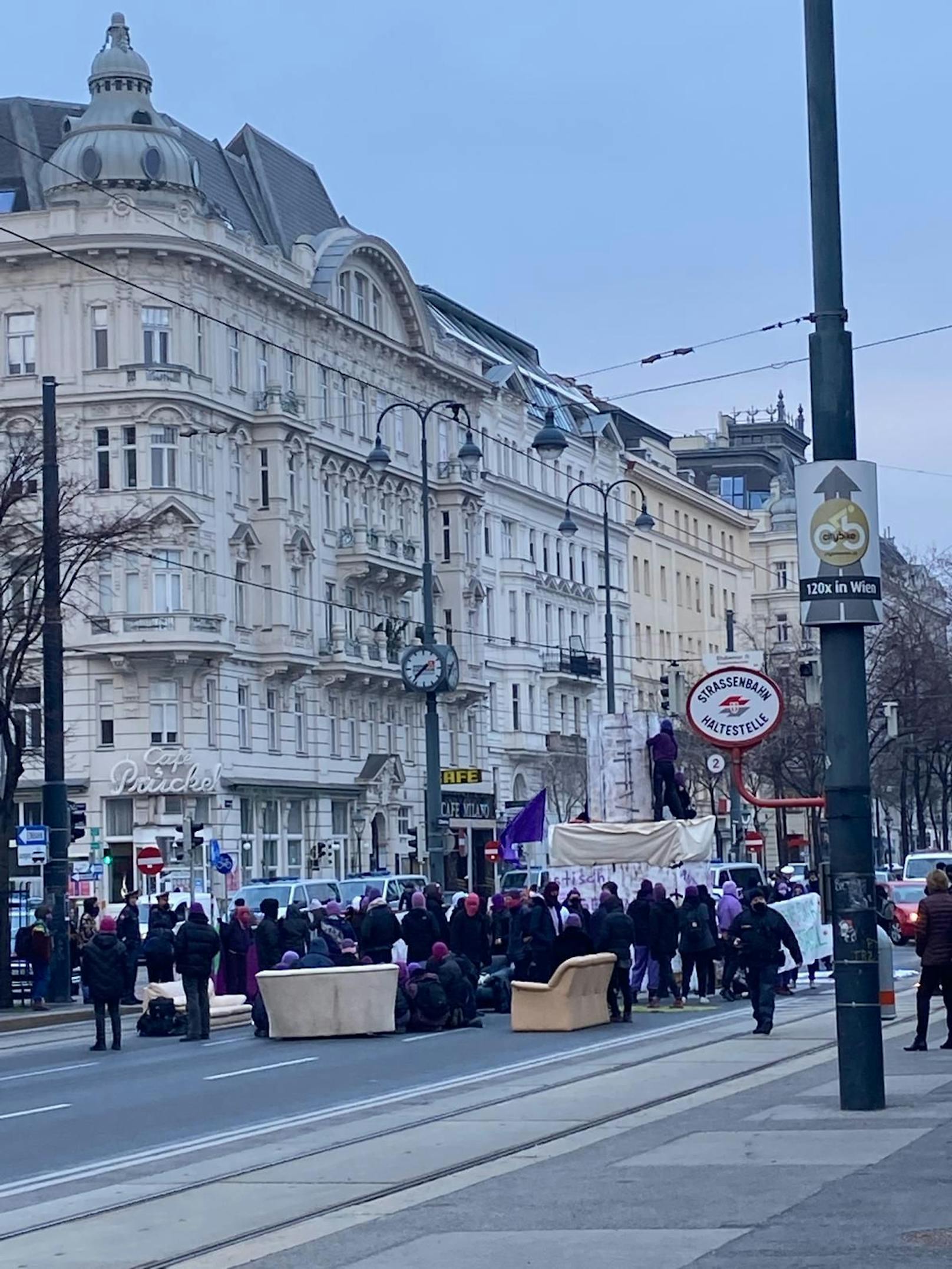 Die Demonstranten blockieren die Wiener Ringstraße.