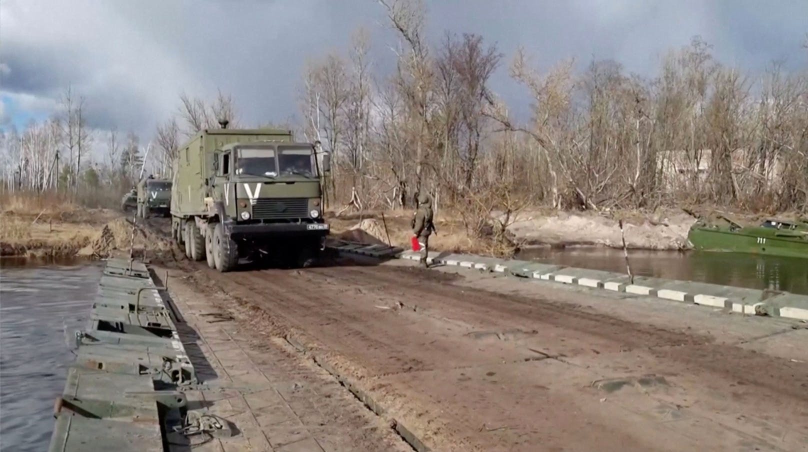 Das russische Verteidigungsministerium veröffentlichte am 3. März 2022 Videoaufnahmen des Vormarsches auf Kiew. Der Clip in Screenshots zum Durchklicken.