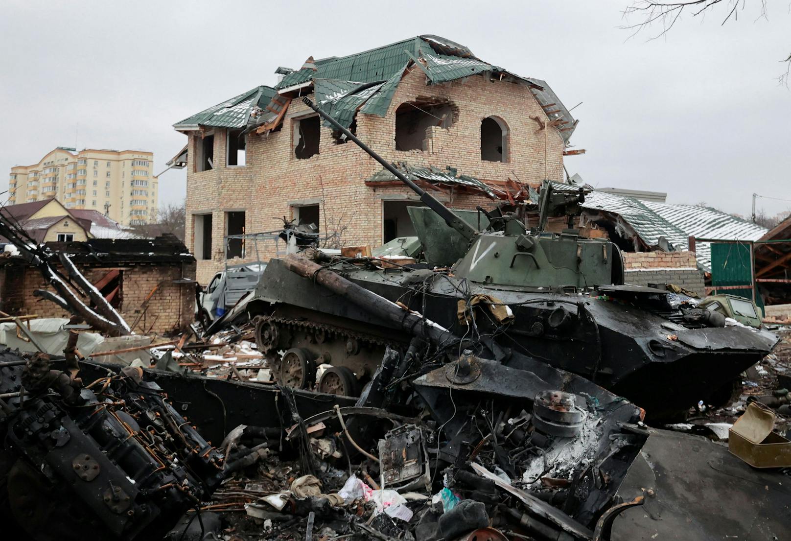 In der Stadt Bucha bei Kiew wurde am 1. März zudem dieser Panzer mit einem "V" am Turm gesichtet.