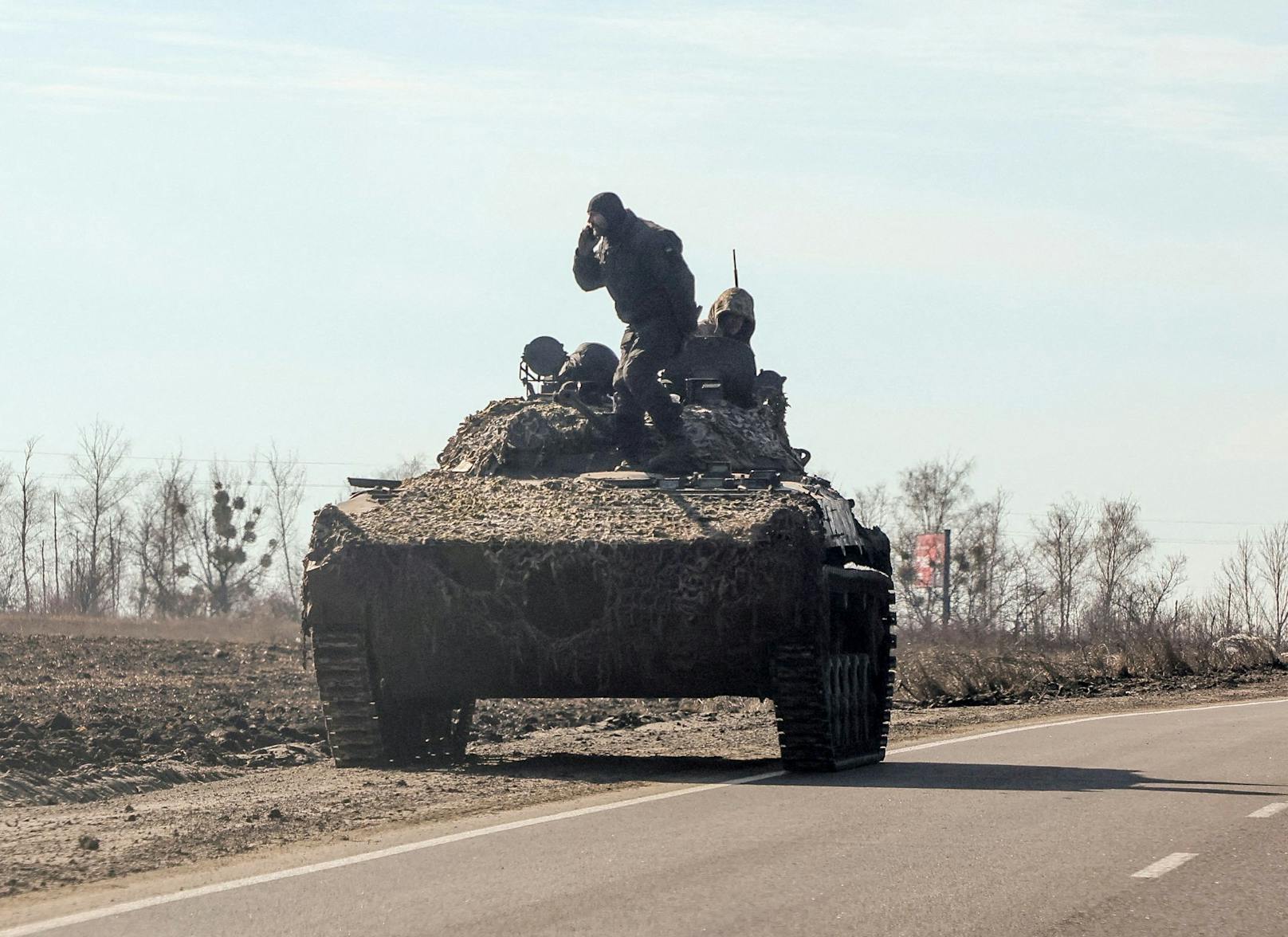 Russische Soldaten nahe der ukrainischen Stadt Charkiv.
