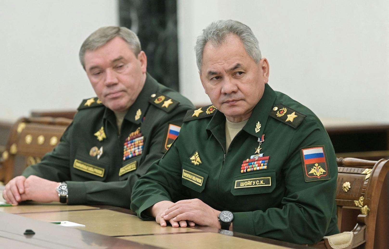 Verteidigungsminister Sergei Schoigu (re.) und Stabschef Waleri Gerassimow sind langjährige Weggefährten Putins.&nbsp;