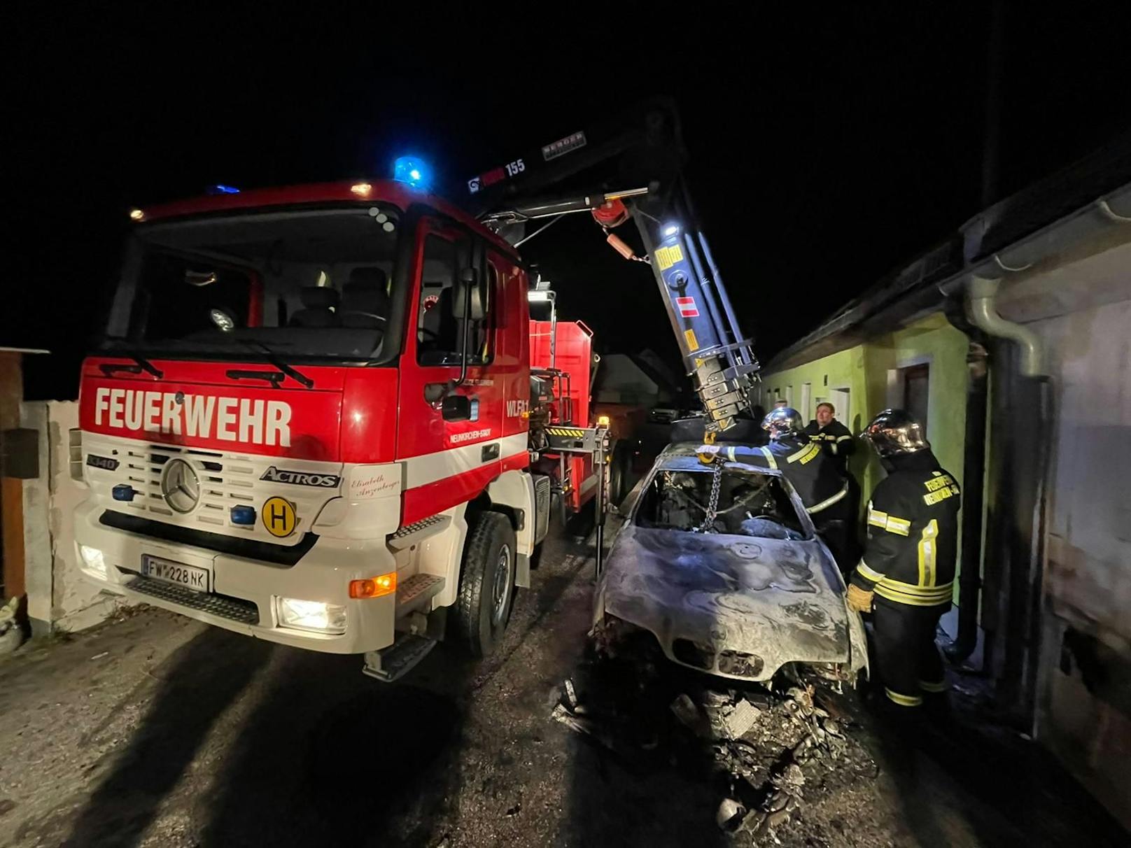 Mitten im Stadtgebiet Neunkirchen stand ein Pkw in Flammen.