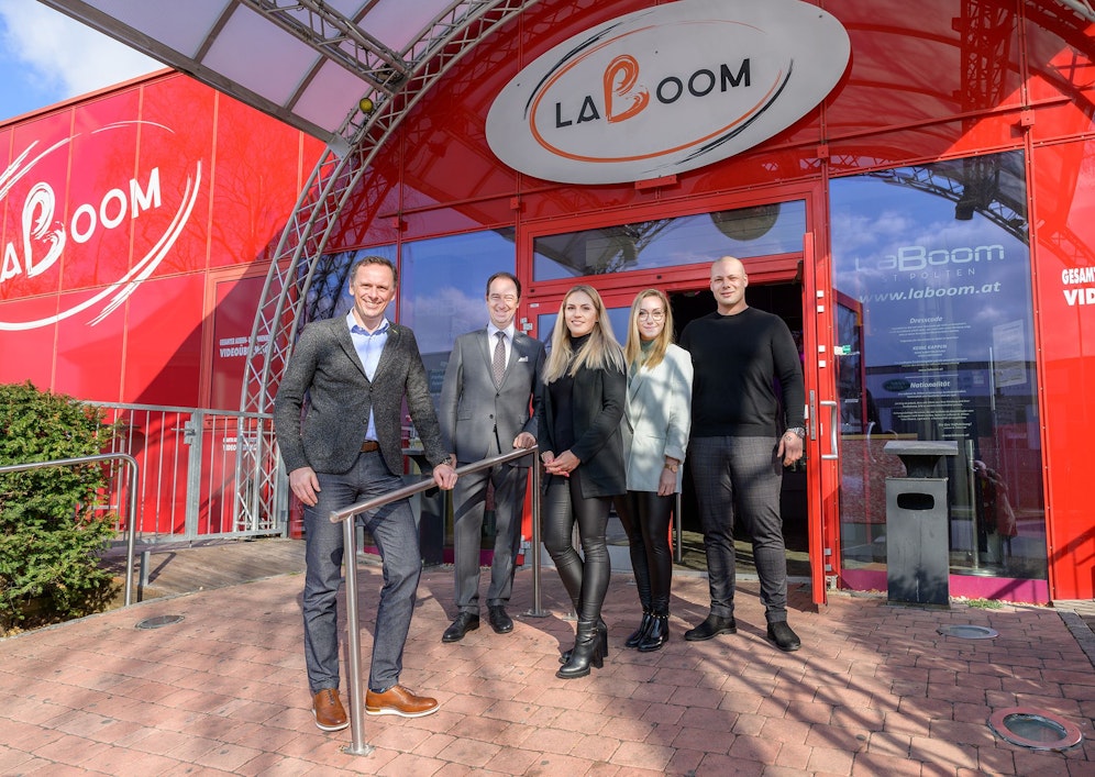 Wirtschaftslandesrat Jochen Danninger, Gastronomieobmann Mario Pulker, Carina Rabl, (Geschäftsführung), gemeinsam mit Carina Bugl (Marketing), Simon Mayrhofer (Geschäftsführung La Boom) vor dem La Boom in St. Pölten 