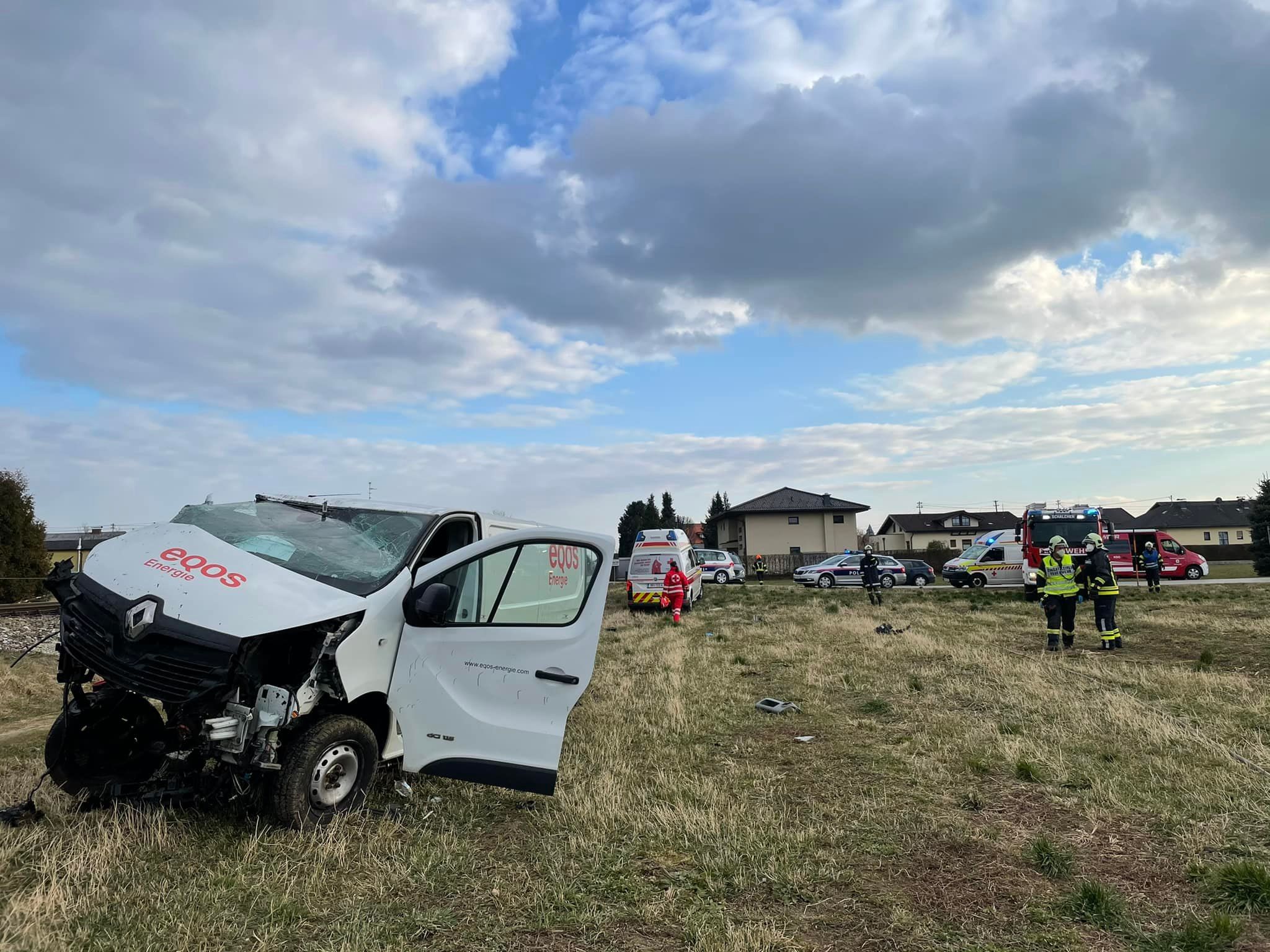 Der Kleintransporter wurde bei dem Zusammenprall in ein angrenzendes Feld geschleudert. 