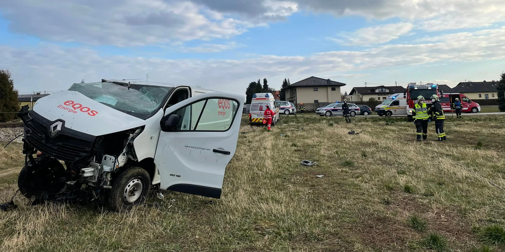 Der Kleintransporter wurde bei dem Zusammenprall in ein angrenzendes Feld geschleudert. 