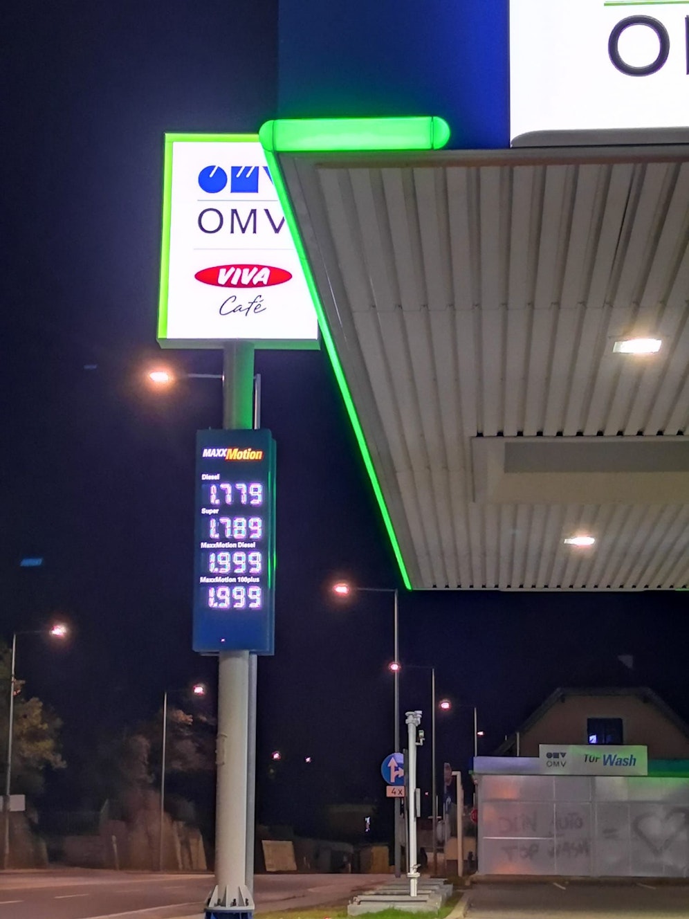 Die OMV-Preisliste an der Wiener Stadtgrenze in Klosterneuburg.