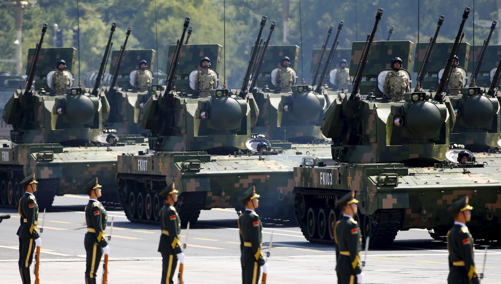 ﻿Soldaten und Panzer bei einer Militärparade in der chinesischen Hauptstadt Peking. 245 Milliarden Euro soll die kommunistische Führung in Peking für Aufrüstung der Armee im vergangenen Jahr ausgegeben haben..