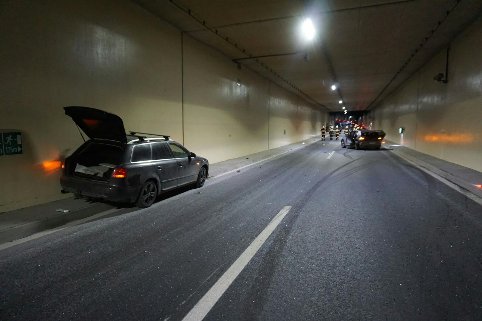 Ein nachfolgender 28-jähriger Autofahrer konnte einer Kollision gerade noch entgehen. Er bremste stark ab und lenkte sein Fahrzeug in die Tunnelwand. Bei dem Aufprall wurde der leicht verletzt.