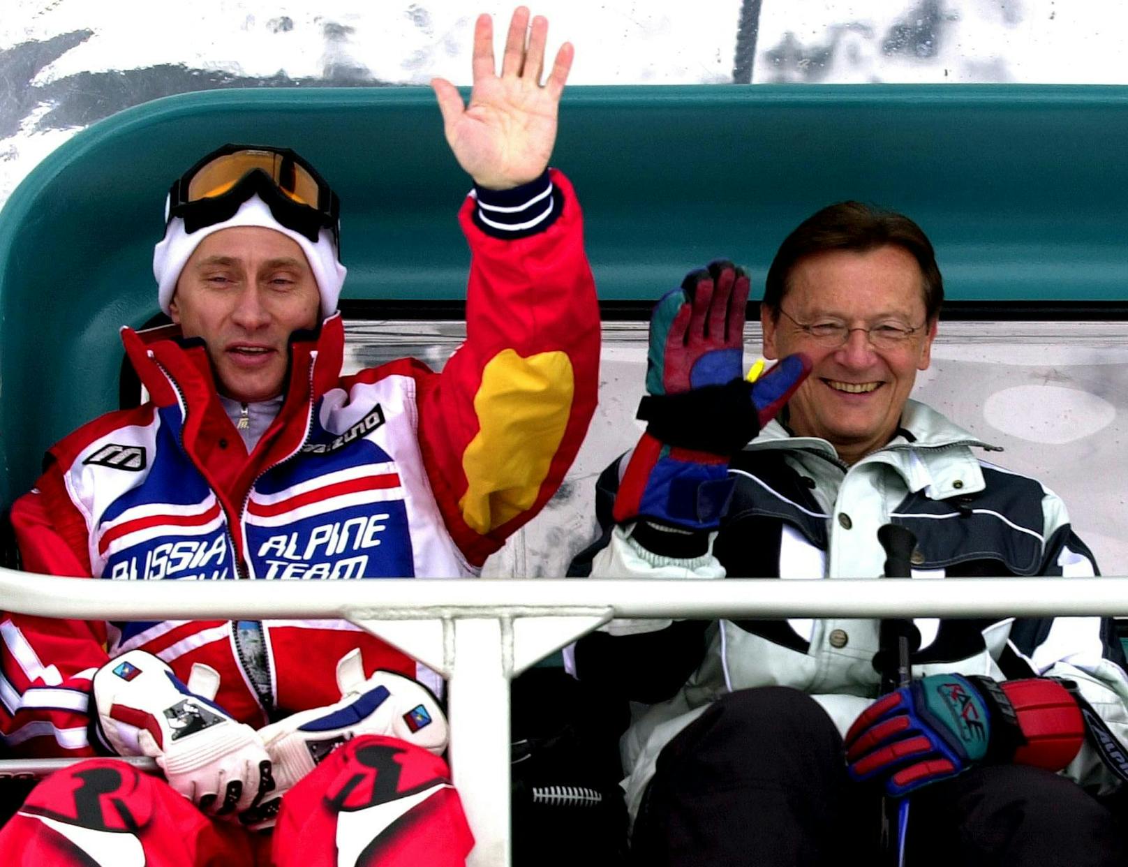 Ein Naheverhältnis zu Putin wird auch Ex-ÖVP-Bundeskanzler Wolfgang Schüssel nachgesagt. Hier sieht man ihn gemeinsam mit dem russischen Präsidenten beim Skifahren in St. Christoph am Arlberg im Jahr 2001.