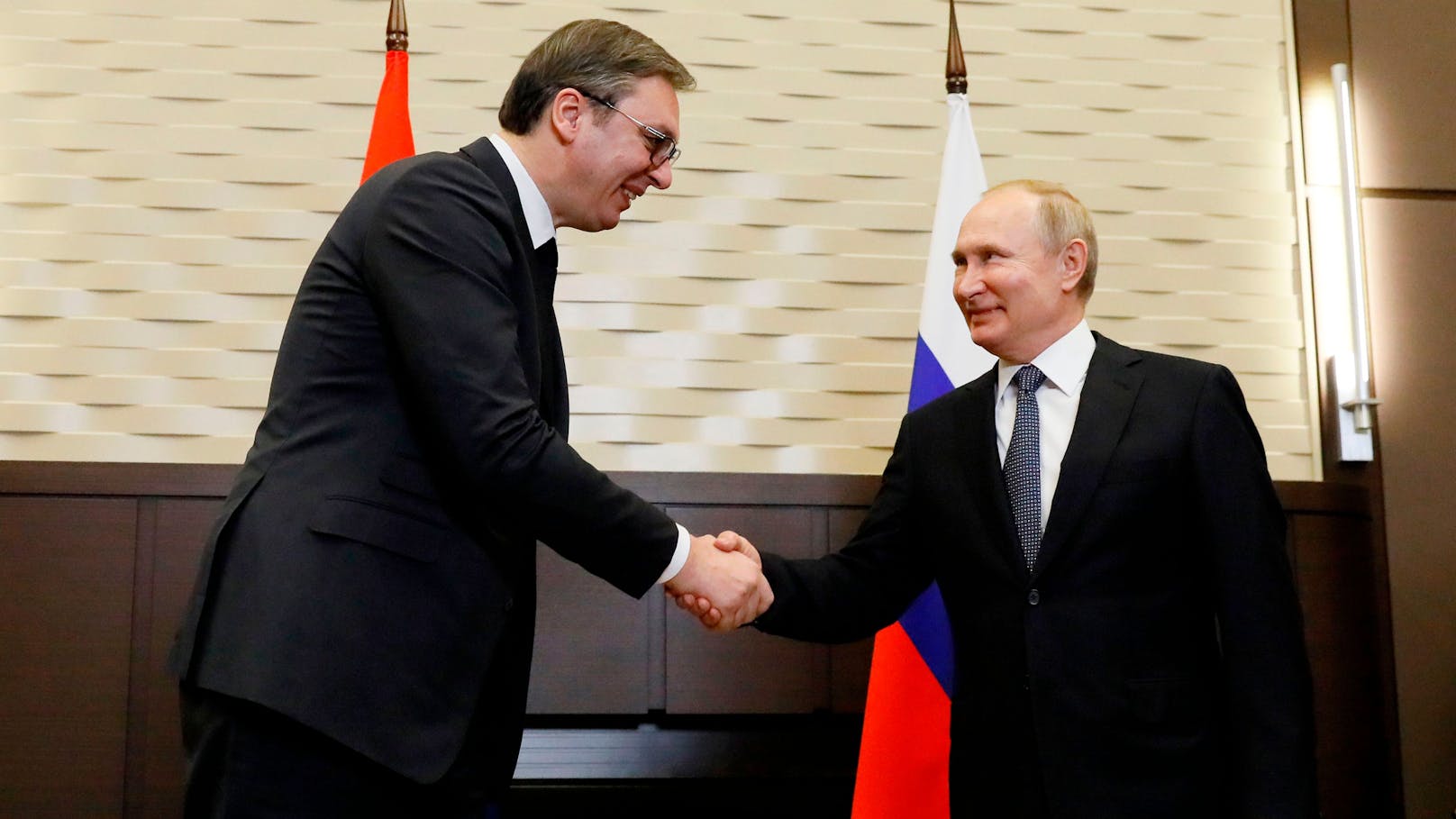 Serbiens Präsident Aleksandar Vucic und Kreml-Chef Wladimir Putin in Sochi 2019.