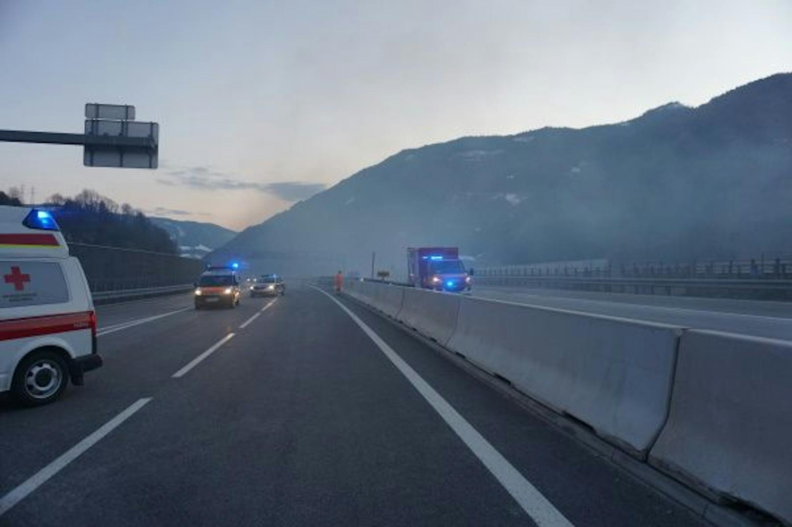 Beide Spuren in Fahrtrichtung Scheifling blieben für Stunden gesperrt. Nach umfangreichen Aufräumarbeiten konnte die Straße gegen 22:40 Uhr wieder freigegeben werden.