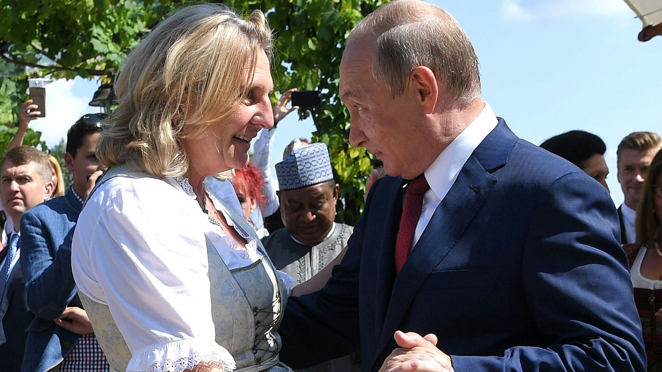 Er war der Stargast auf der Hochzeit von Ex-Außenministerin Karin Kneissl. Wladimir Putin nahm die Einladung der damaligen Spitzenpolitikerin und jetzigen Rosneft-Aufsichtsrätin mit Freude an und schwang sogar das Tanzbein. Die ganze Welt schaute dabei zu, wie Kneissl vor dem russischen Präsidenten auf die Knie ging.