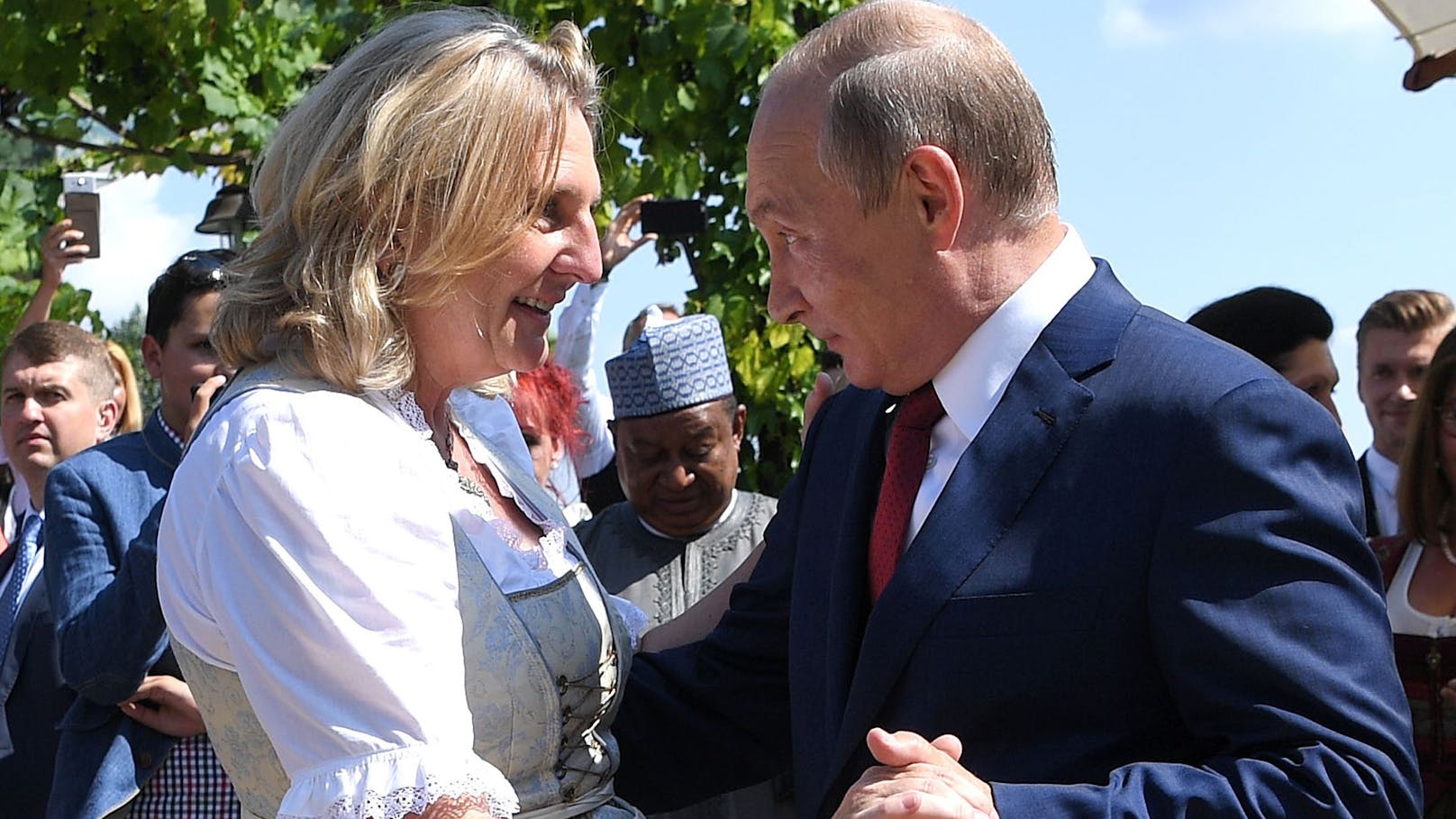 Er war der Stargast auf der Hochzeit von Ex-Außenministerin <strong>Karin Kneissl</strong>. Wladimir Putin nahm die Einladung der damaligen Spitzenpolitikerin und jetzigen Rosneft-Aufsichtsrätin mit Freude an und schwang sogar das Tanzbein. Die ganze Welt schaute dabei zu, wie Kneissl vor dem russischen Präsidenten auf die Knie ging.