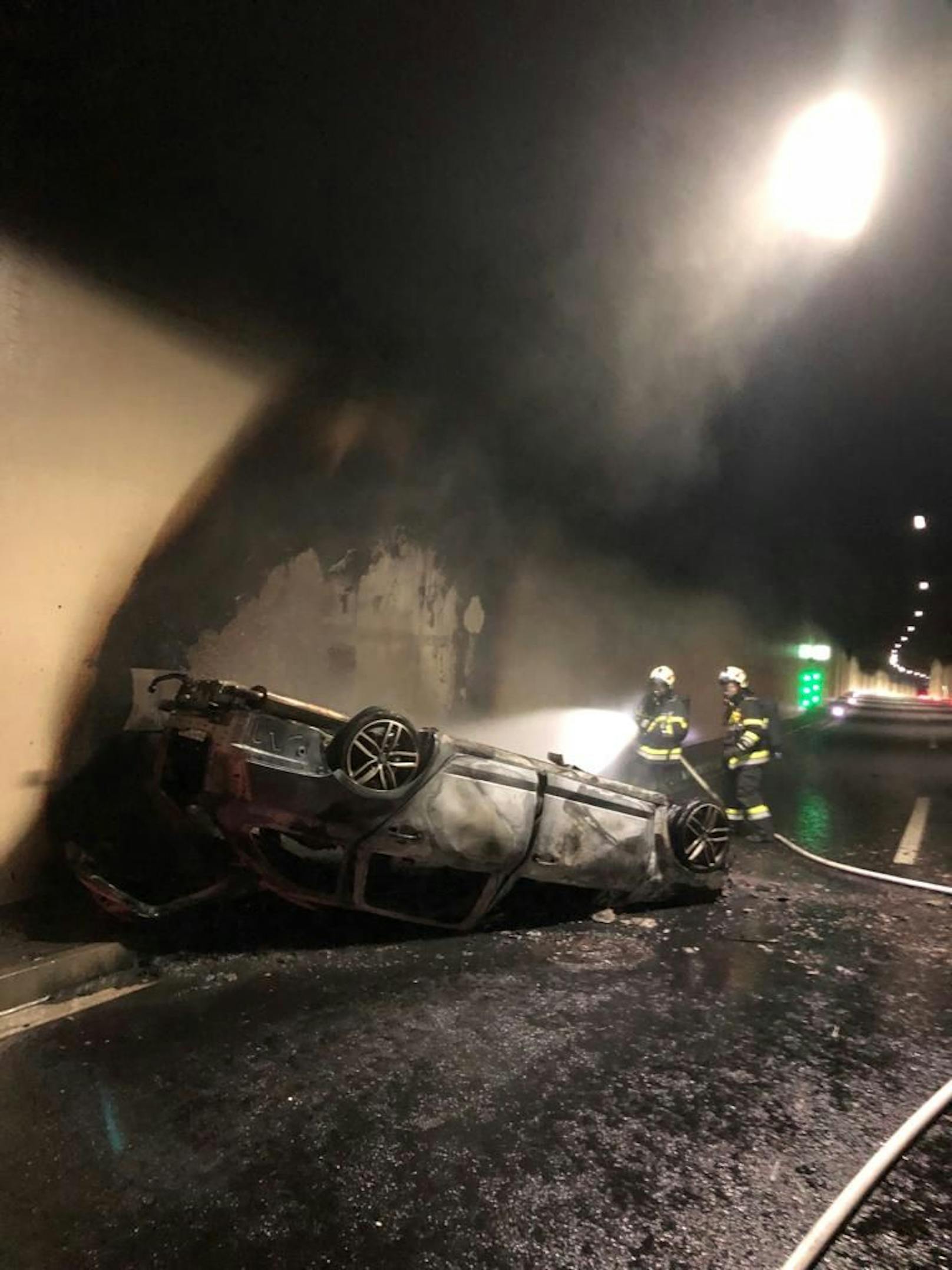 Ein 18 Jahre alter Autofahrer überschlug sich infolge mehrmals, das Fahrzeug kam auf dem Dach zum Liegen. Kurz nach dem Unfall ging das Auto in Flammen auf.