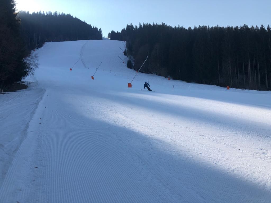 Der 29-jährige Deutsche prallte mit dem Kopf auf eine Schneelanze in der Mitte der Piste. Für ihn kam jede Hilfe zu spät.