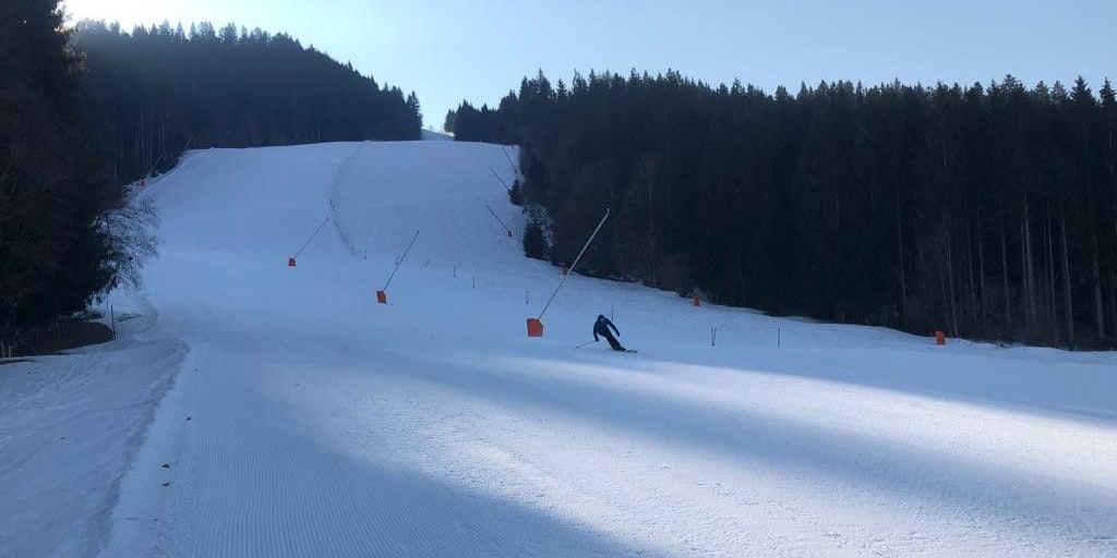 Der 28-jährige Deutsche prallte mit dem Kopf auf eine Schneelanze in der Mitte der Piste. Für ihn kam jede Hilfe zu spät.
