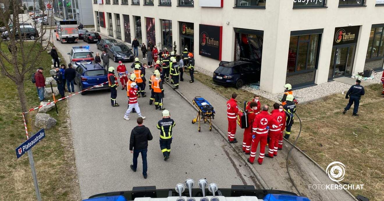 Ein Auto war aus noch ungeklärter Ursache von der B139 abgekommen und in ein Lokal gekracht.