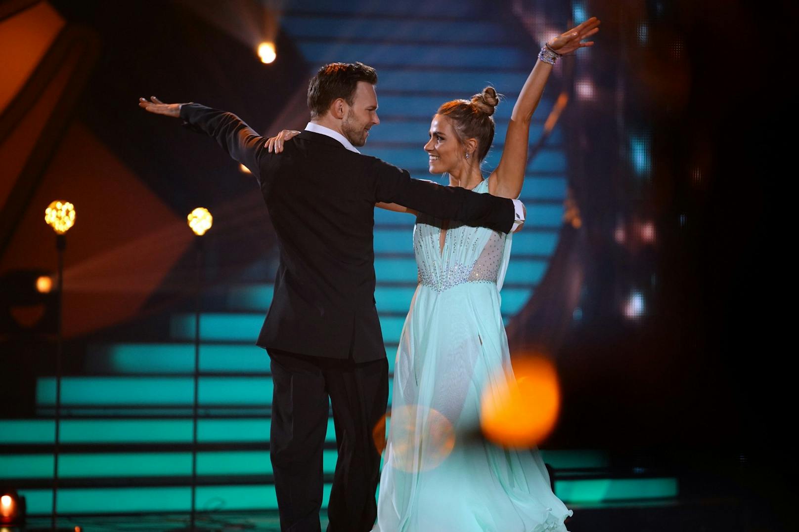 Sarah Mangione und Vadim Garbuzov tanzen Wiener Walzer.