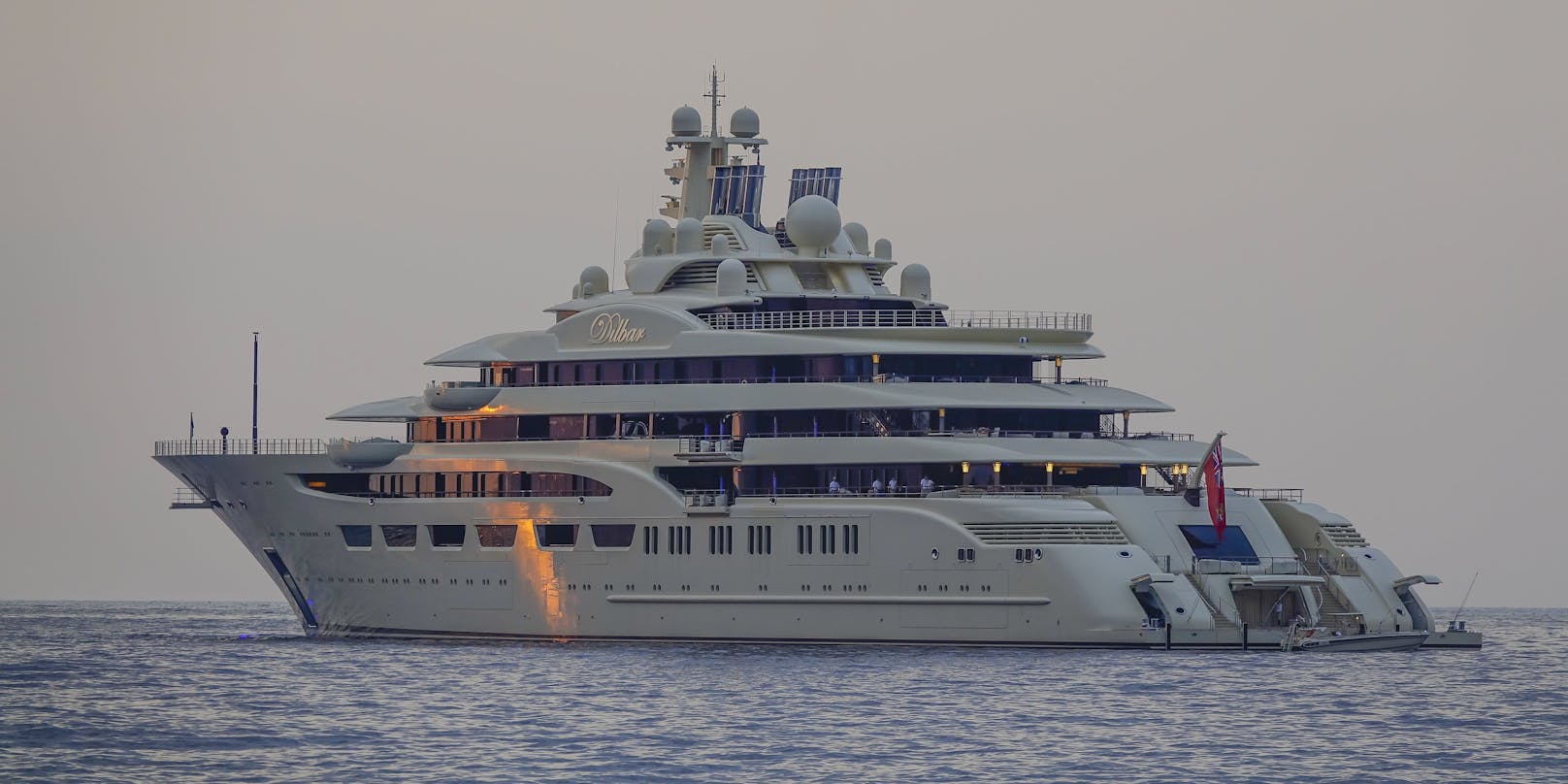 Mit der 156 Meter langen "Dilbar" kann Oligarch und Milliardär Alischer Usmanow weiterhin in See stechen. Die "Lady M" wurde von Italien beschlagnahmt.