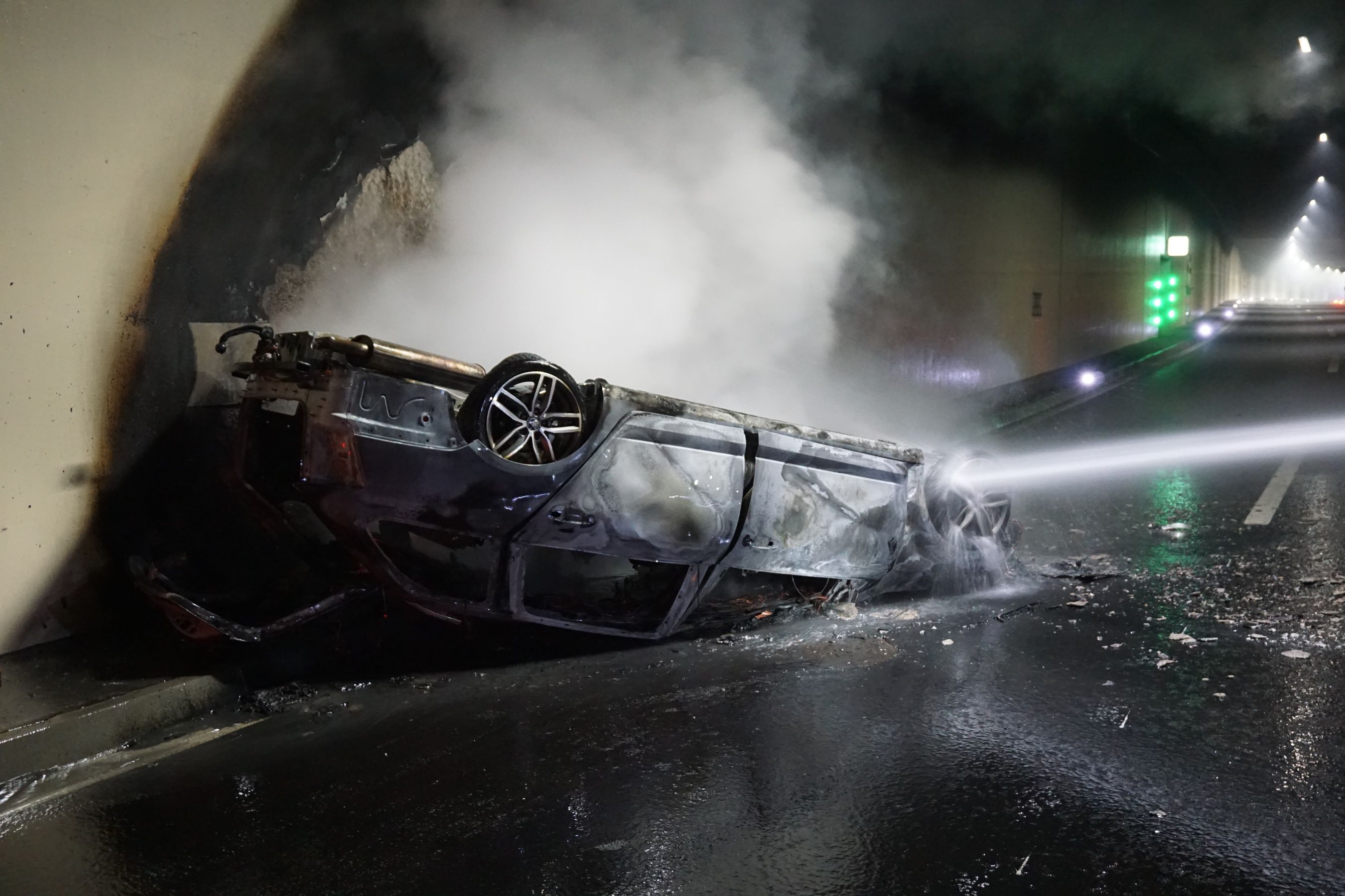 Das Fahrzeug eines 18-jährigen Murtalers überschlug sich mehrfach – bevor es vollständig in Flammen aufging.