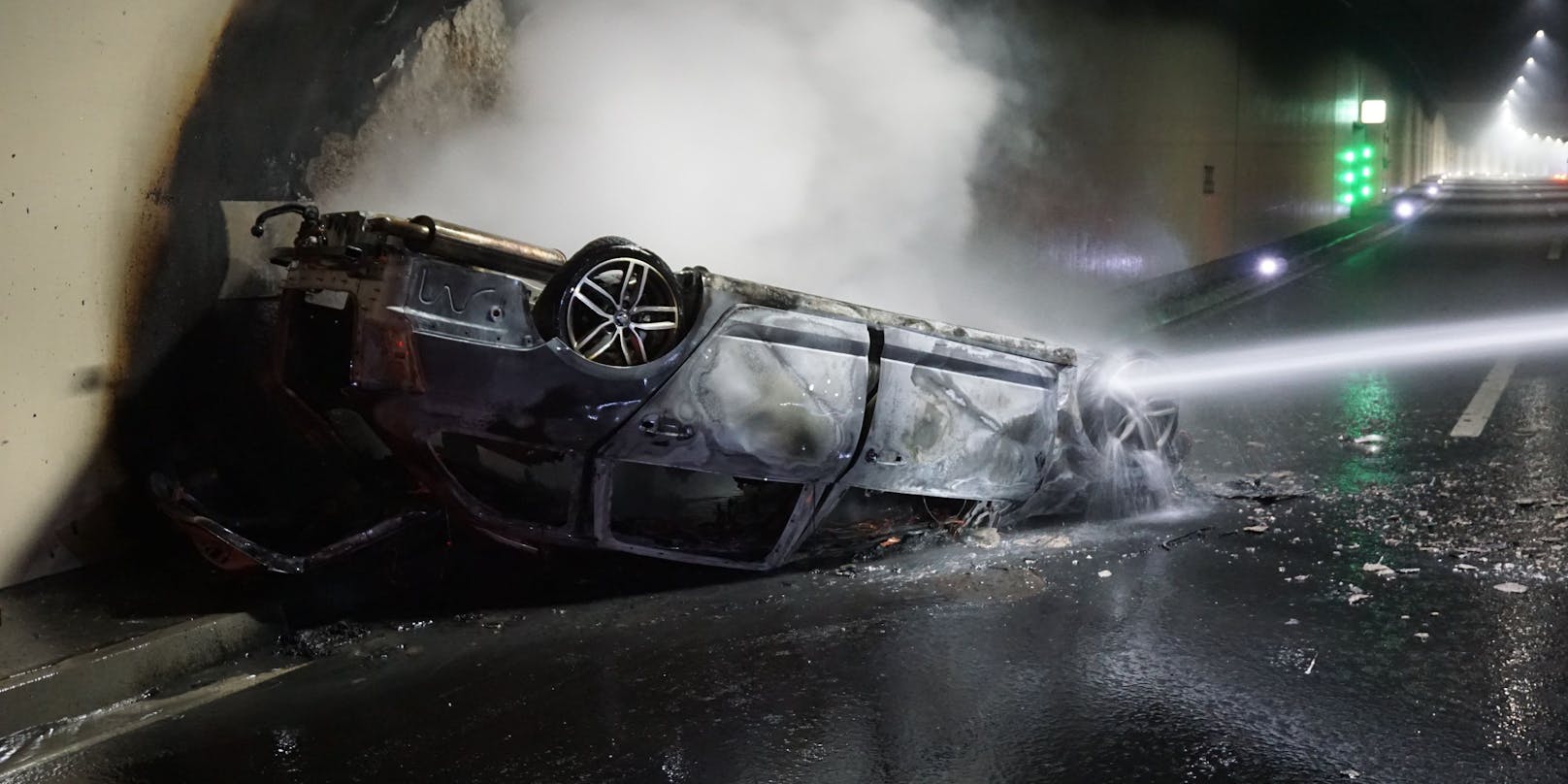 Das Fahrzeug eines 18-jährigen Murtalers überschlug sich mehrfach – bevor es vollständig in Flammen aufging.