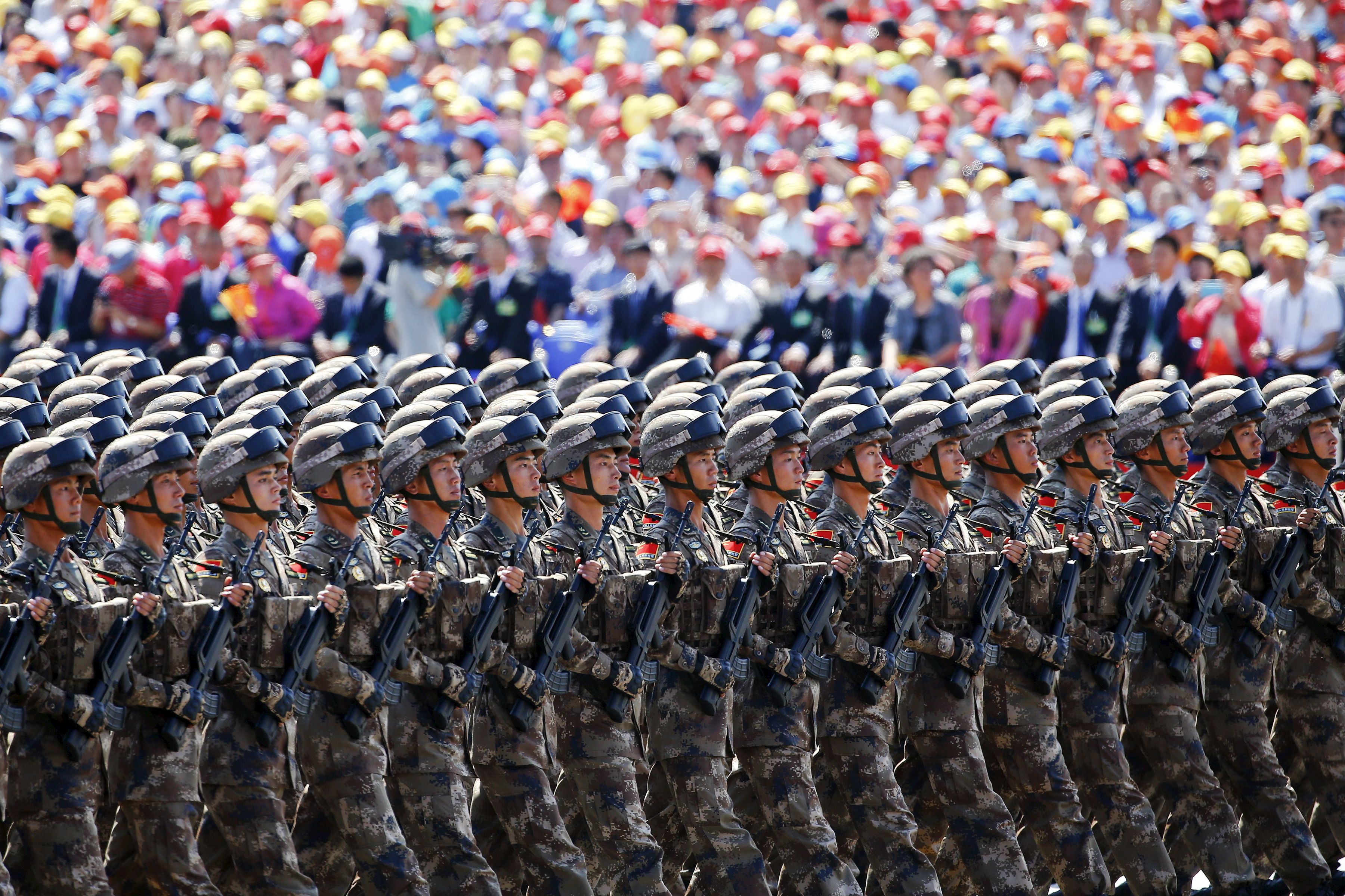 Soldaten der chinesischen Volksbefreiungsarmee bei einer Militärparade in Peking. (Archiv)