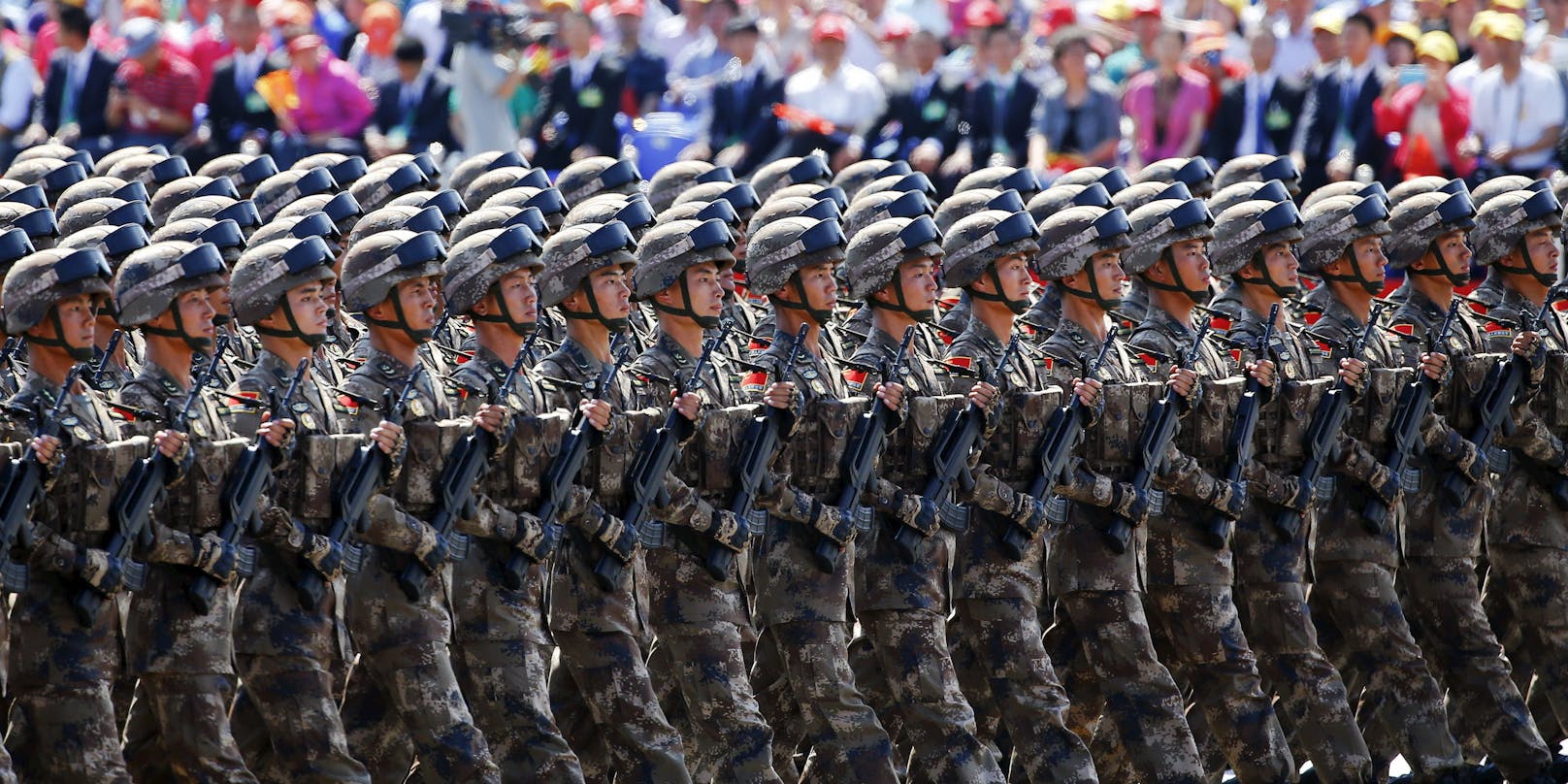 Soldaten der chinesischen Volksbefreiungsarmee bei einer Militärparade in Peking. (Archiv)
