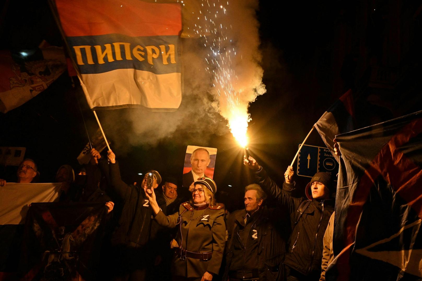 Die Demonstrierenden in Belgrad forderten die serbische Regierung auf, sich nicht den Sanktionen gegen Russland anzuschließen, und drohten für diesen Fall mit weiteren Protesten.